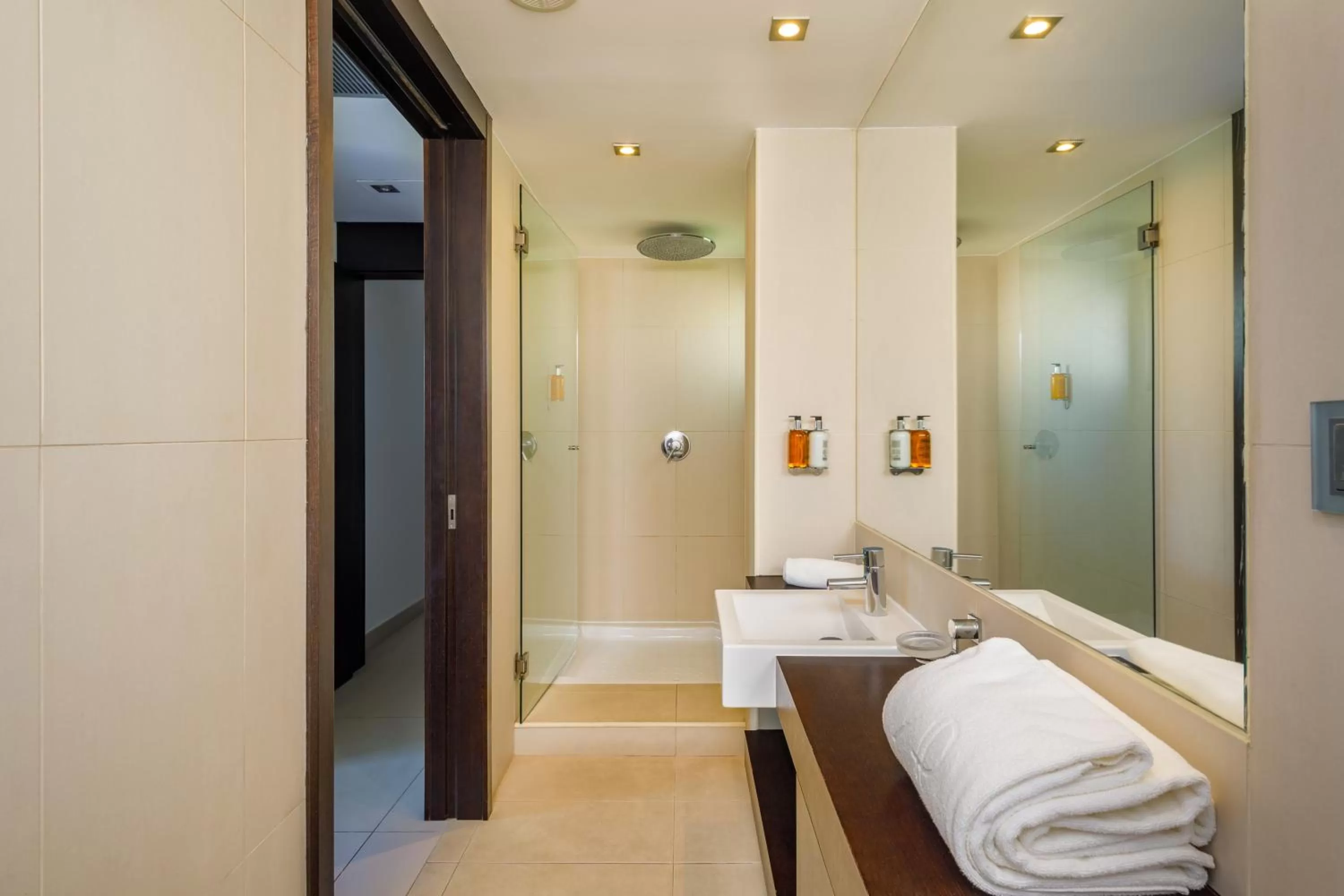 Bathroom, Bed in AP Adriana Beach Resort
