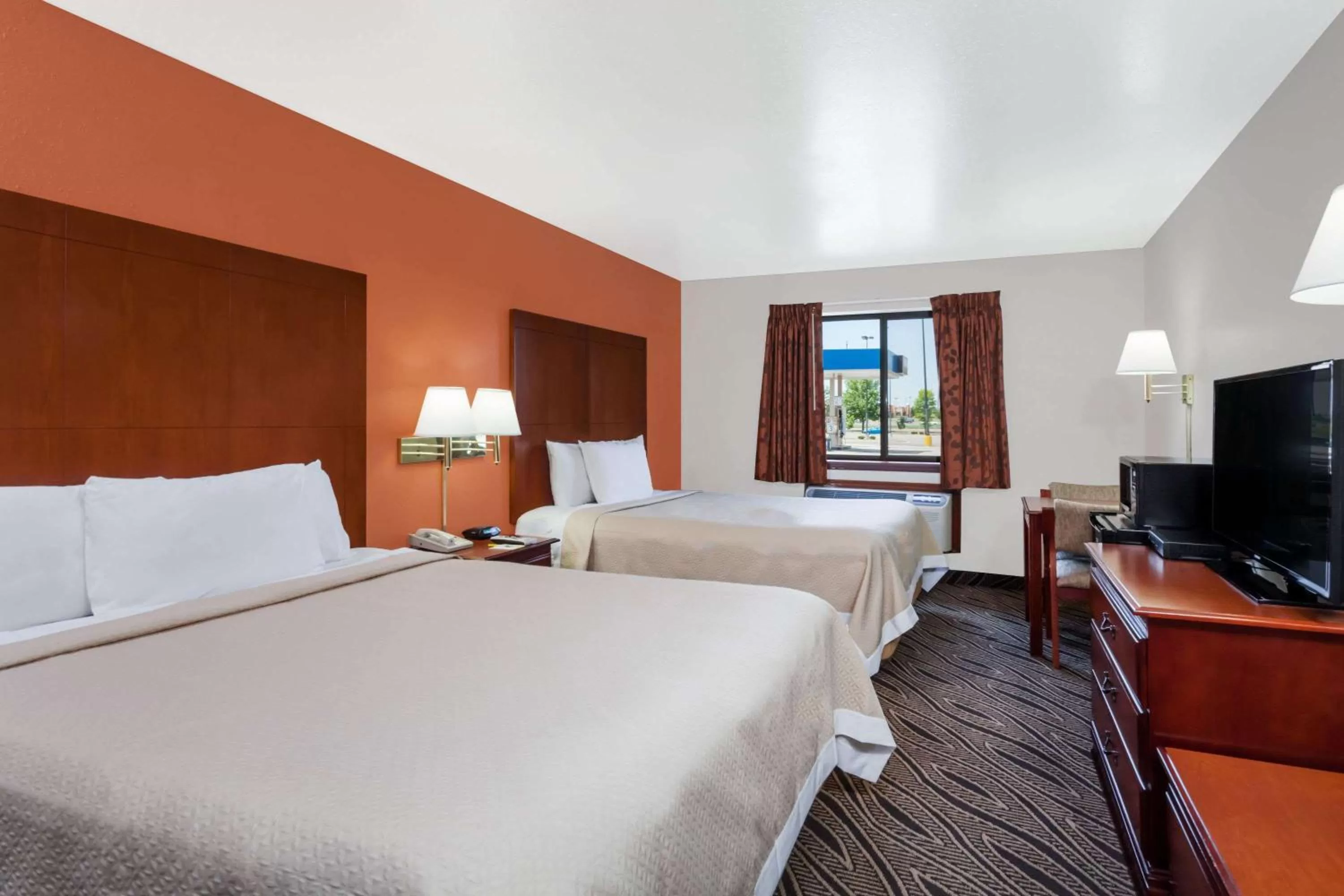Photo of the whole room, Bed in Days Inn by Wyndham Dyersburg