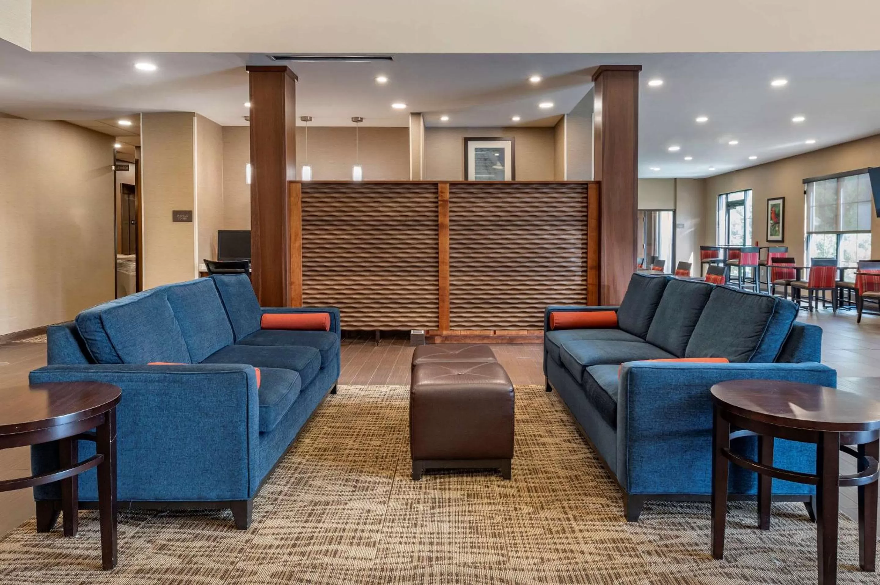Lobby or reception in Comfort Suites Columbus Airport