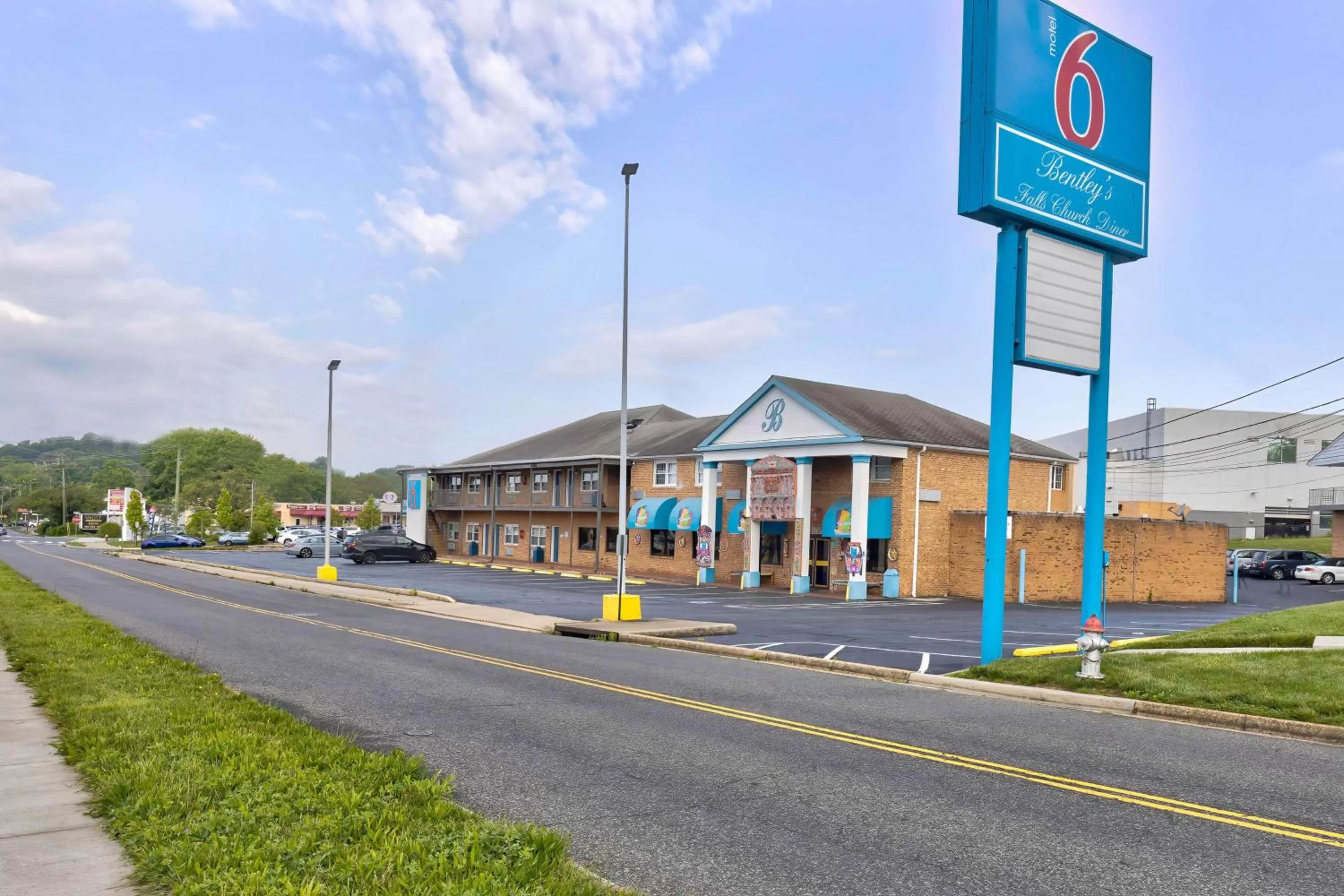 Property building in Motel 6-Falls Church, VA - Arlington Boulevard