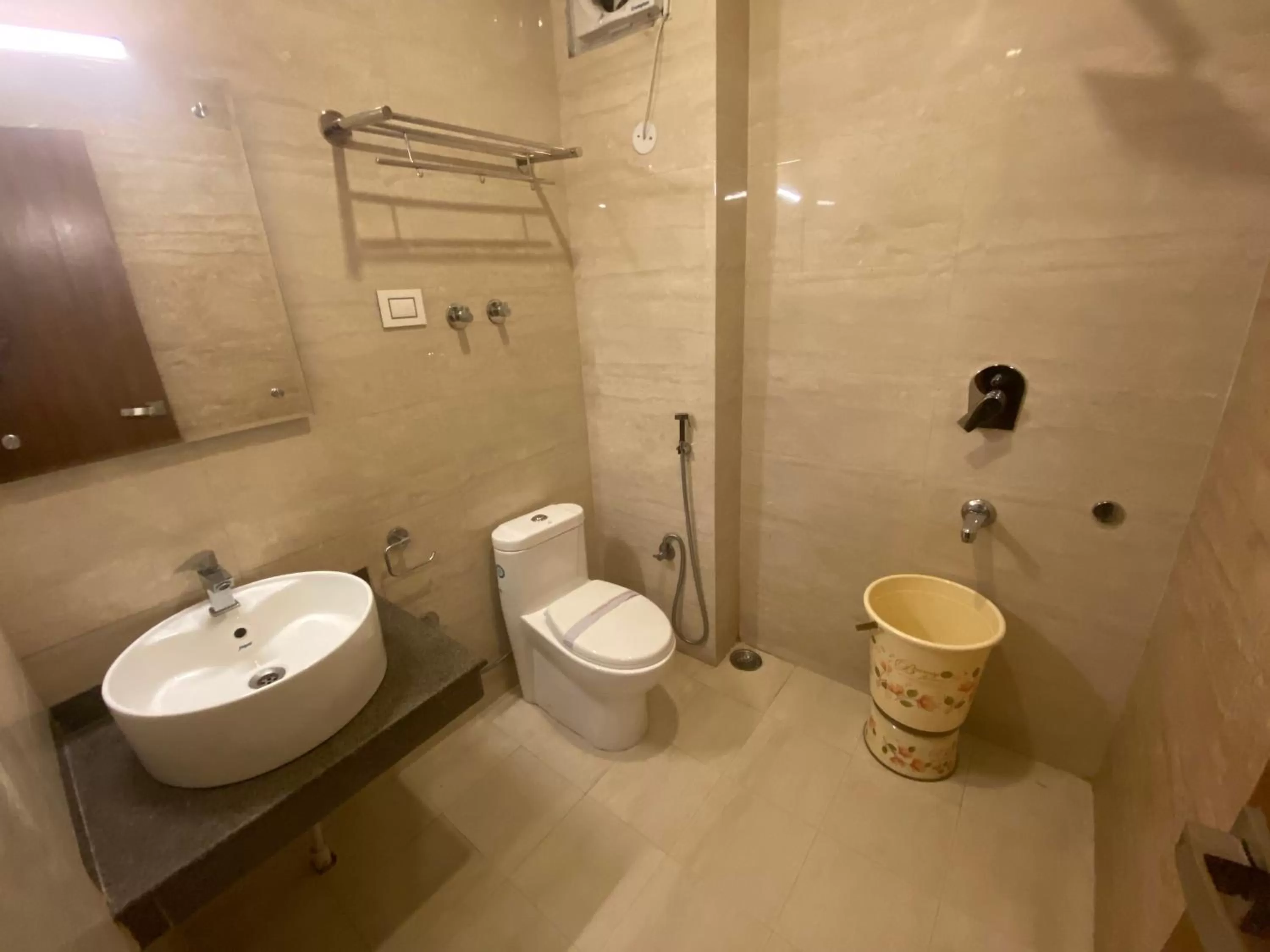 Bathroom in Hotel Ambika Resort Manali