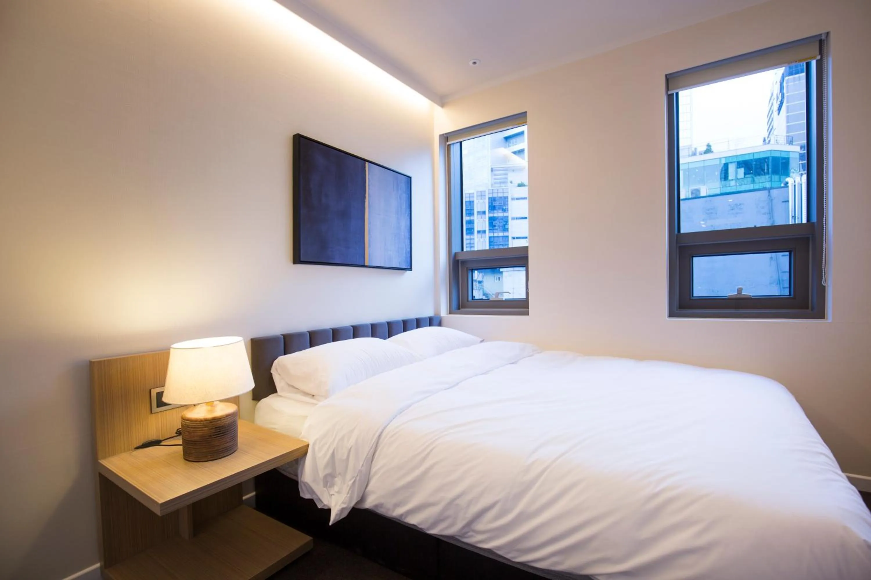 Bed, TV/Entertainment Center in UH Suite The Jongno