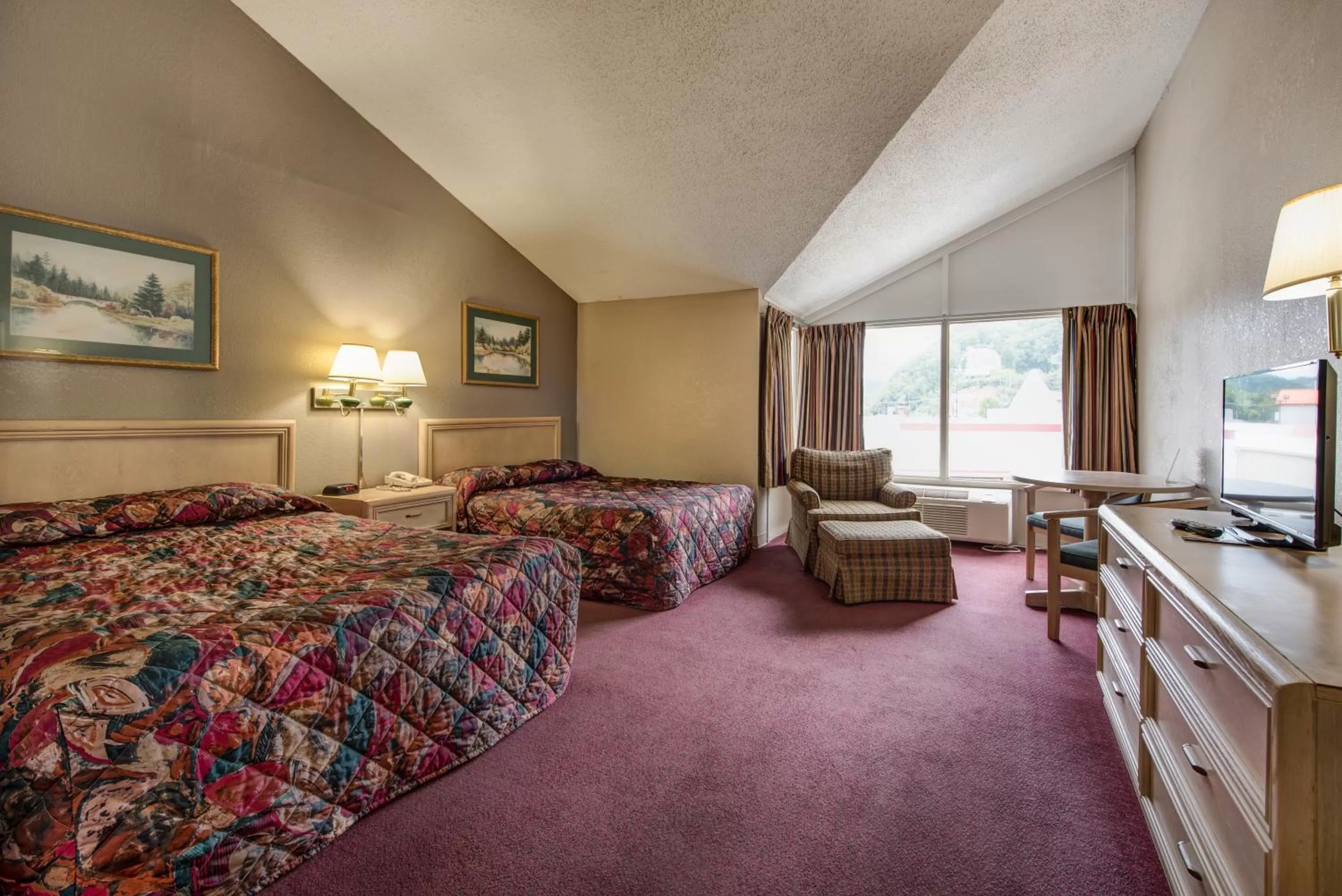 Bed in Green Valley Motel