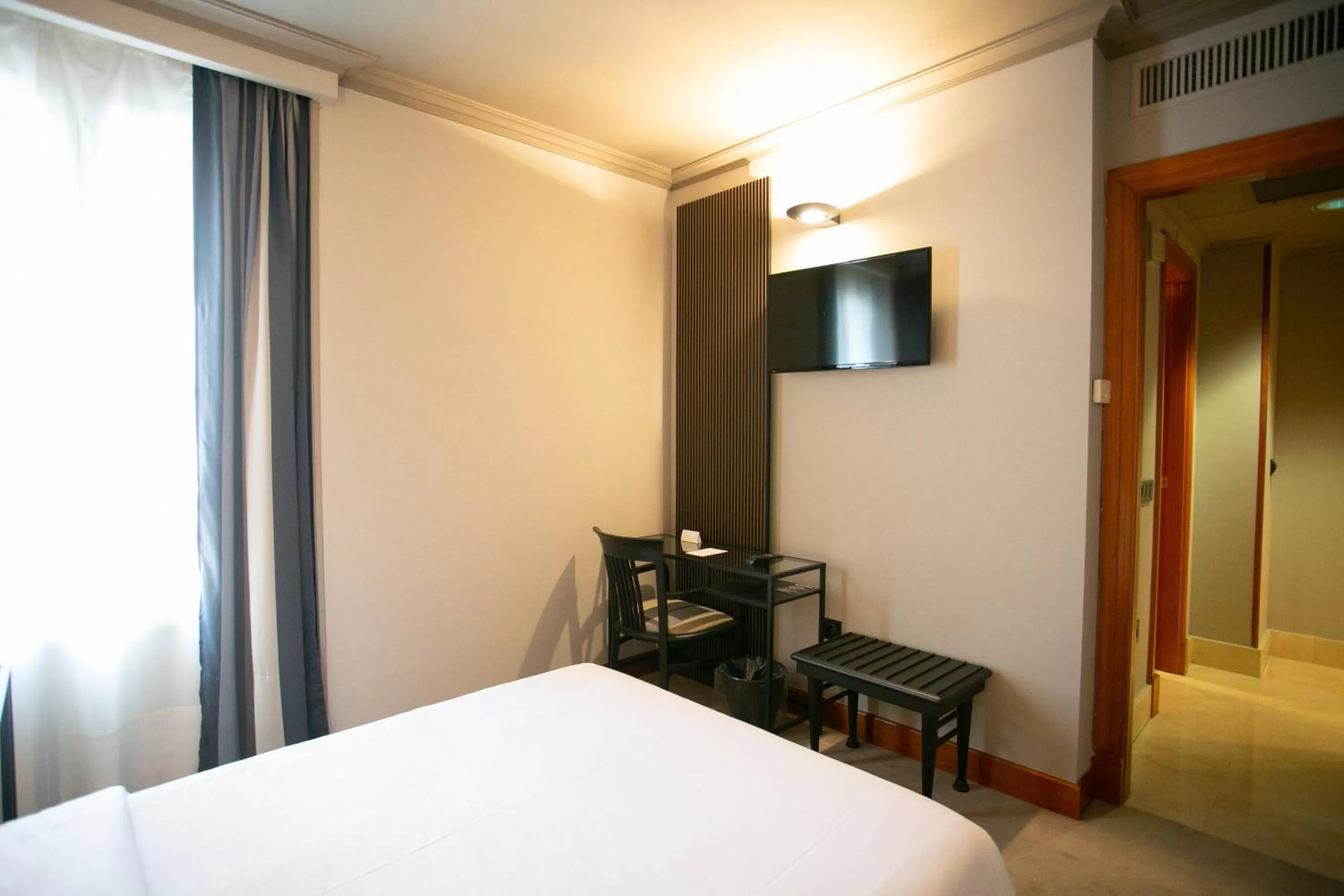 Photo of the whole room, Bed in Hotel Sercotel Ciudad de Oviedo