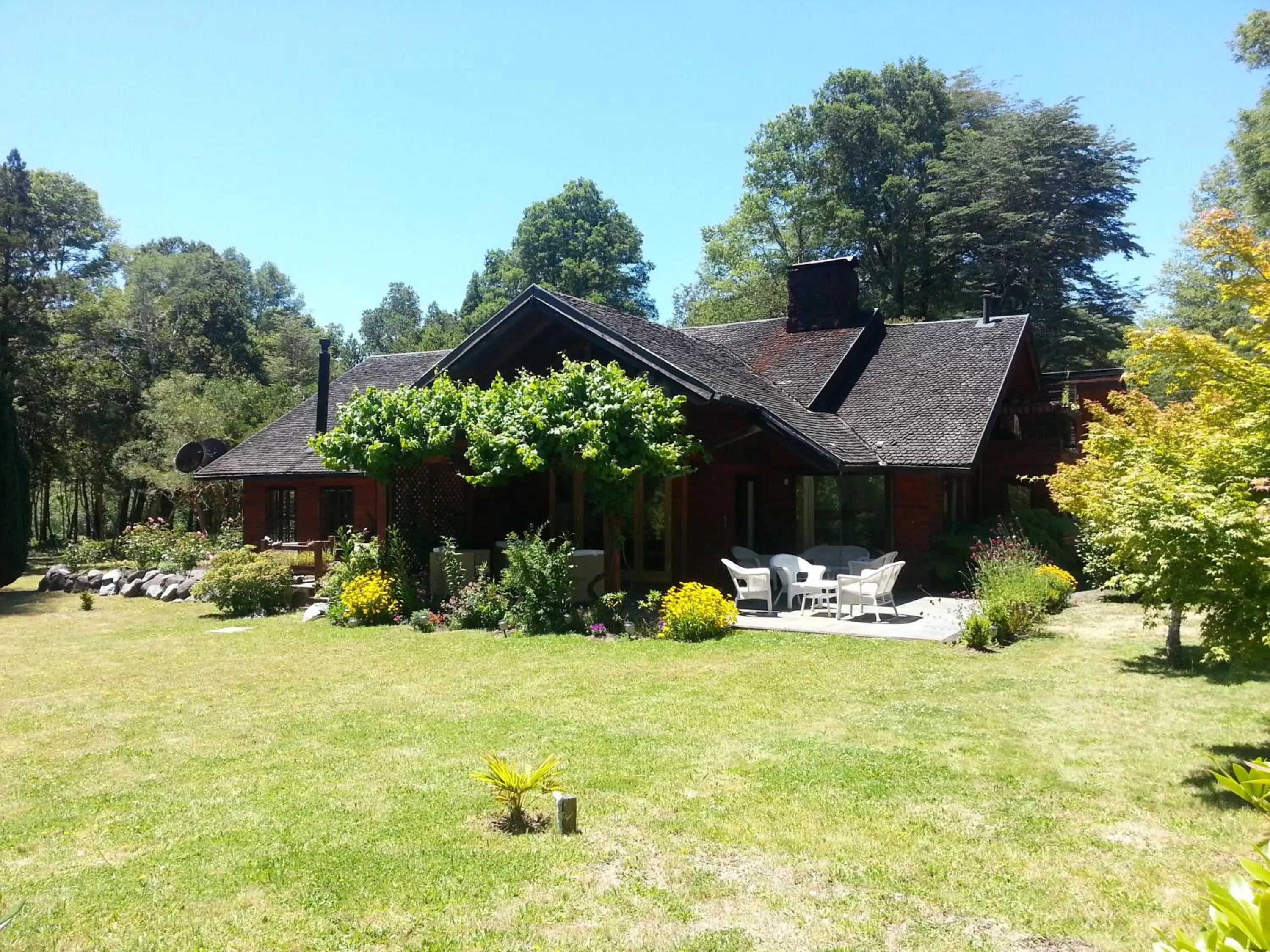 Facade/entrance, Property Building in Hotel Posada del Río - Parque Metreñehue