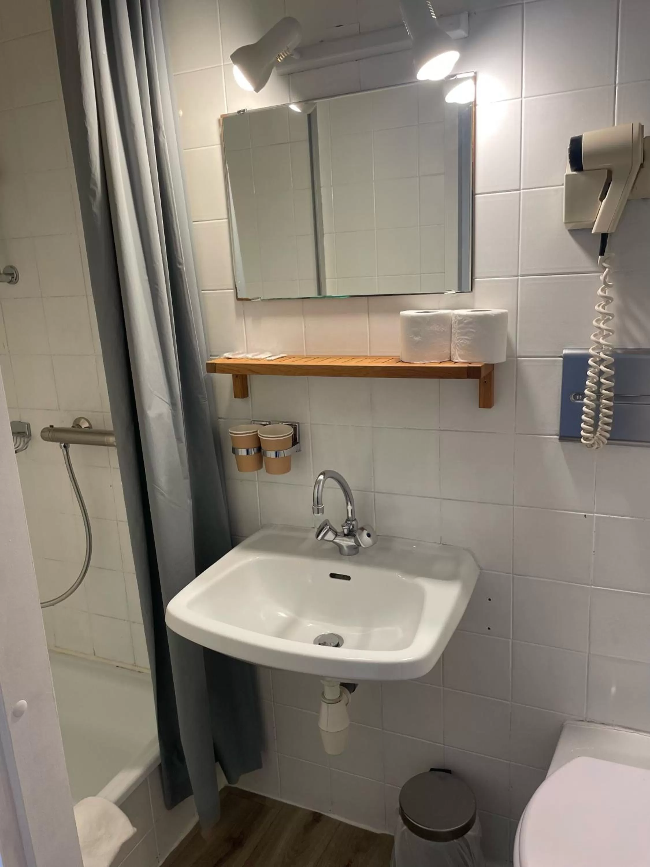 Toilet, Bathroom in Hôtel & Restaurant Le Patio VICHY