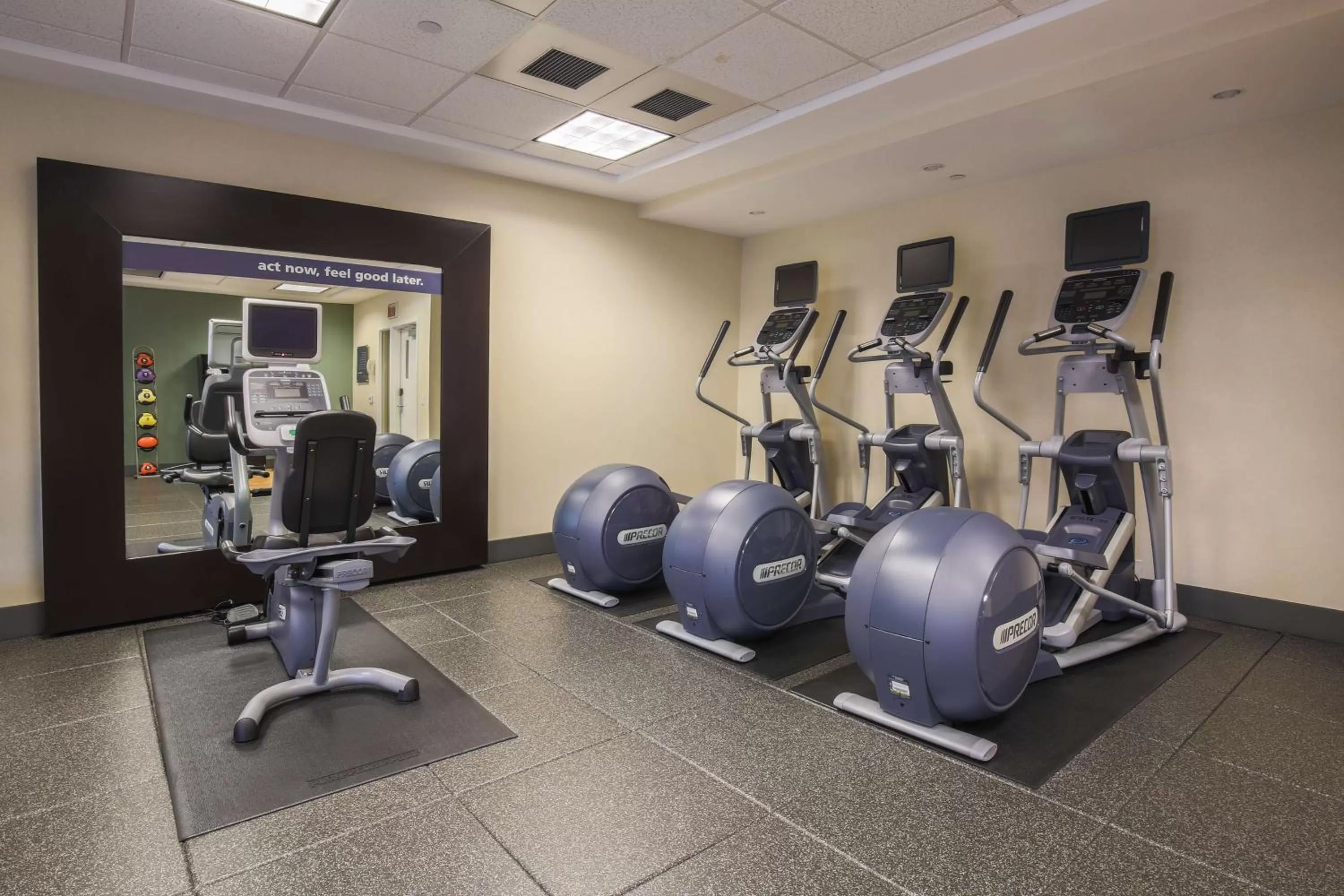 Fitness centre/facilities in Hampton Inn & Suites Camarillo