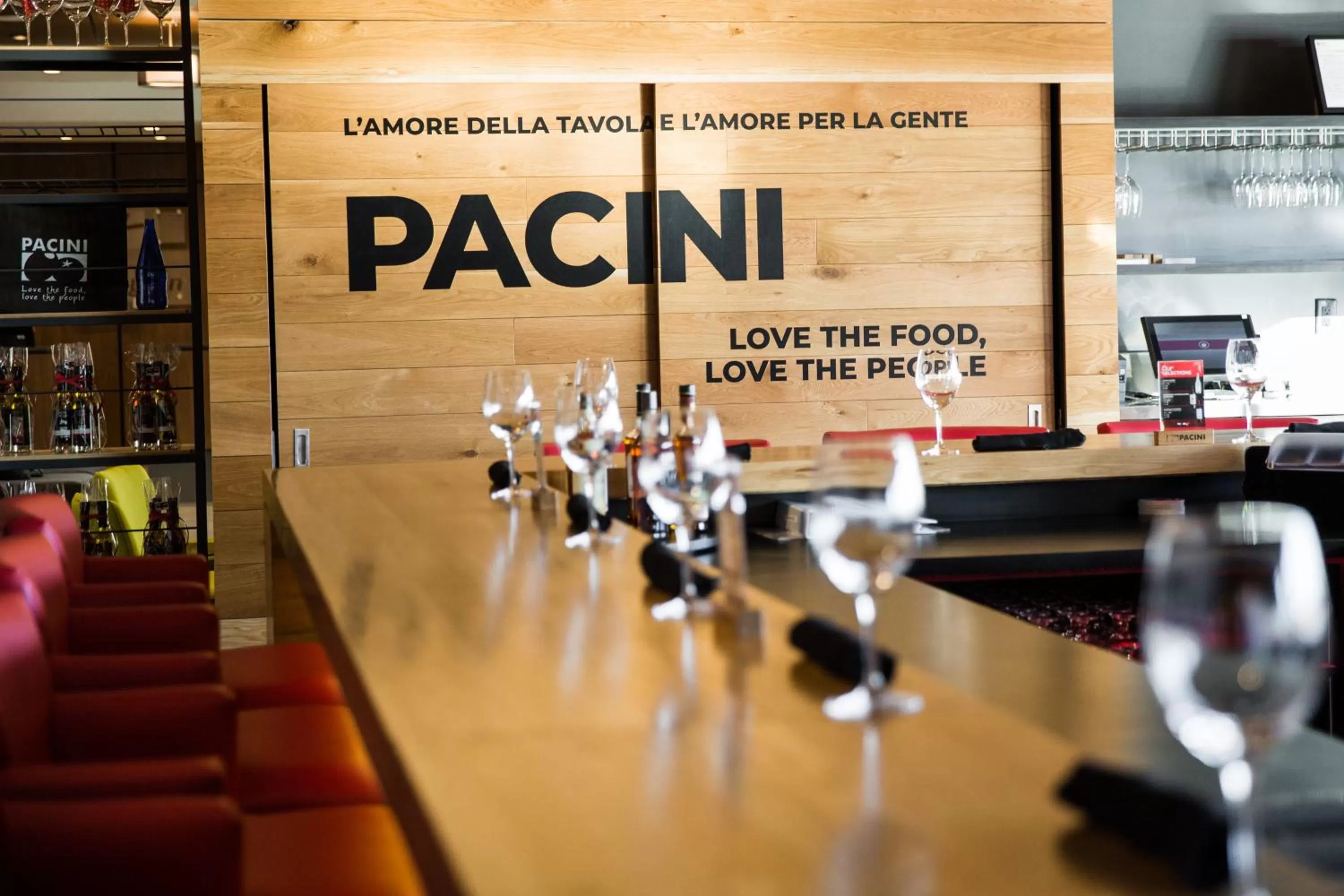 Lounge or bar in Holiday Inn Hotel & Suites Calgary South - Conference Ctr by IHG