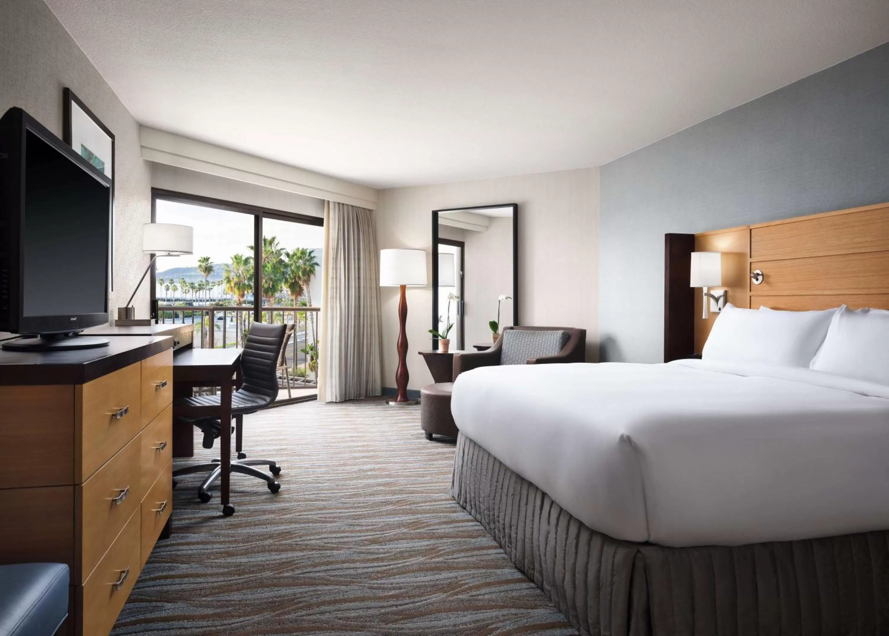 Bedroom, Bed in Sonesta Redondo Beach and Marina