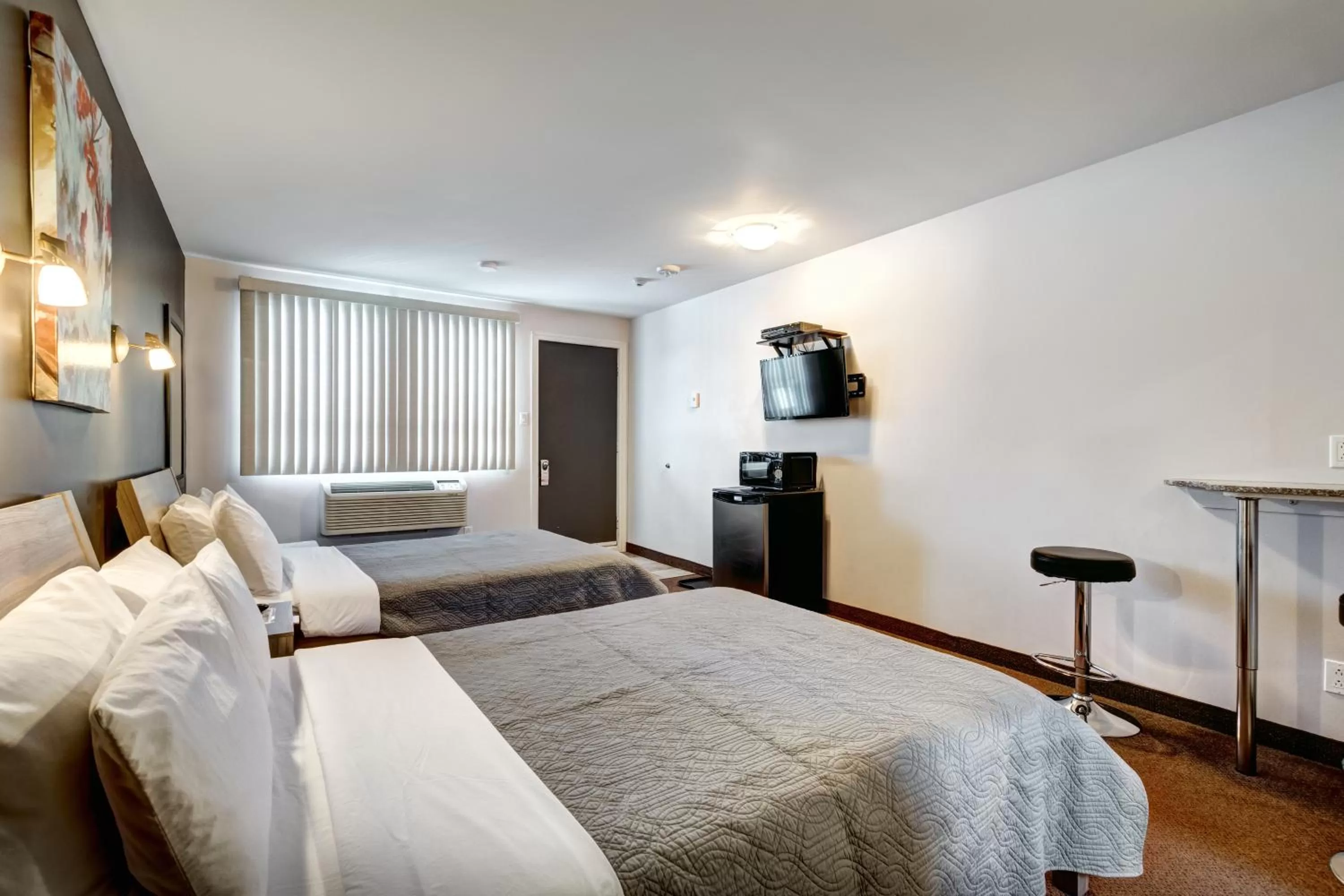 Photo of the whole room, Bed in Auberge St. Jacques