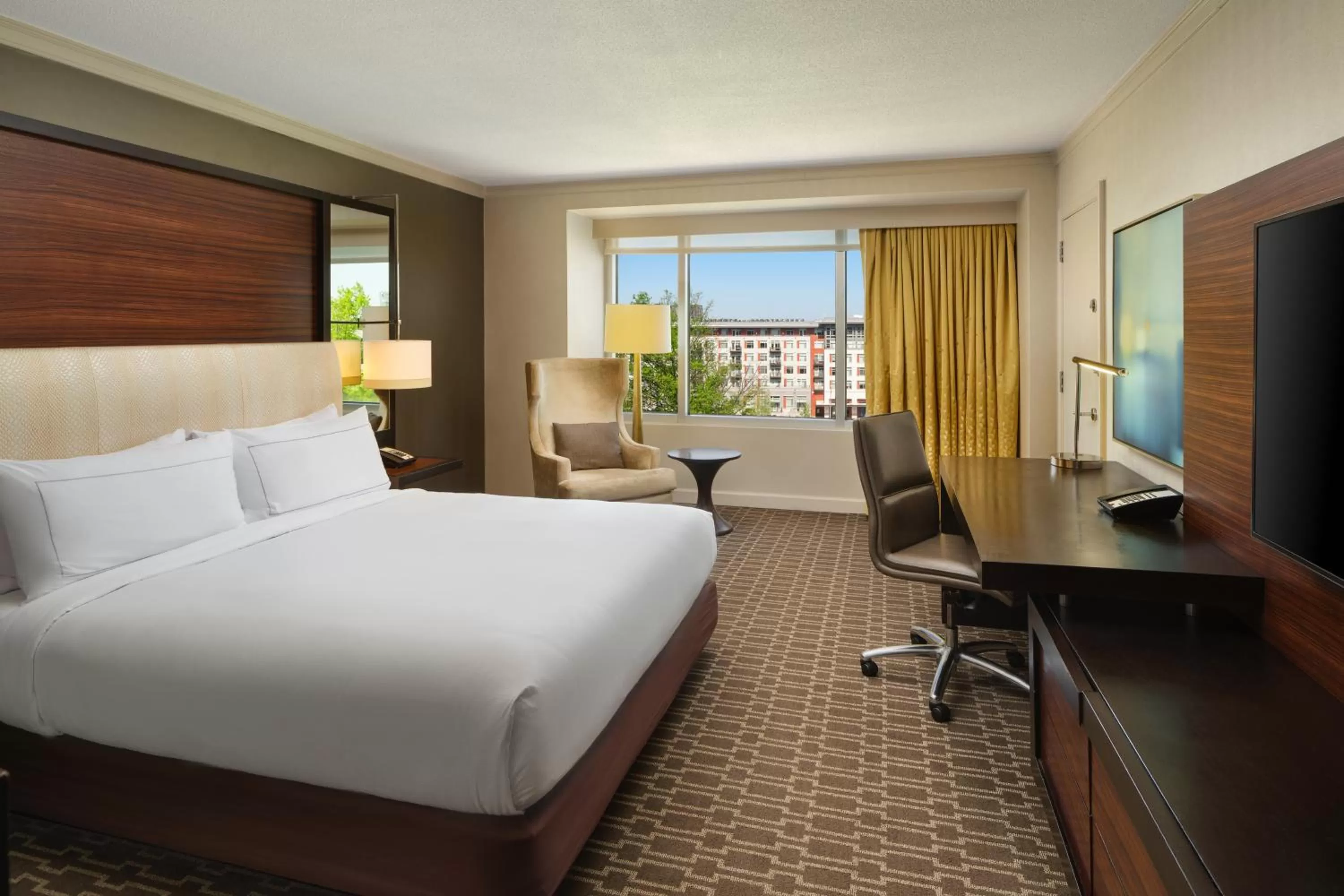 Bedroom, Bed in Hilton McLean Tysons Corner