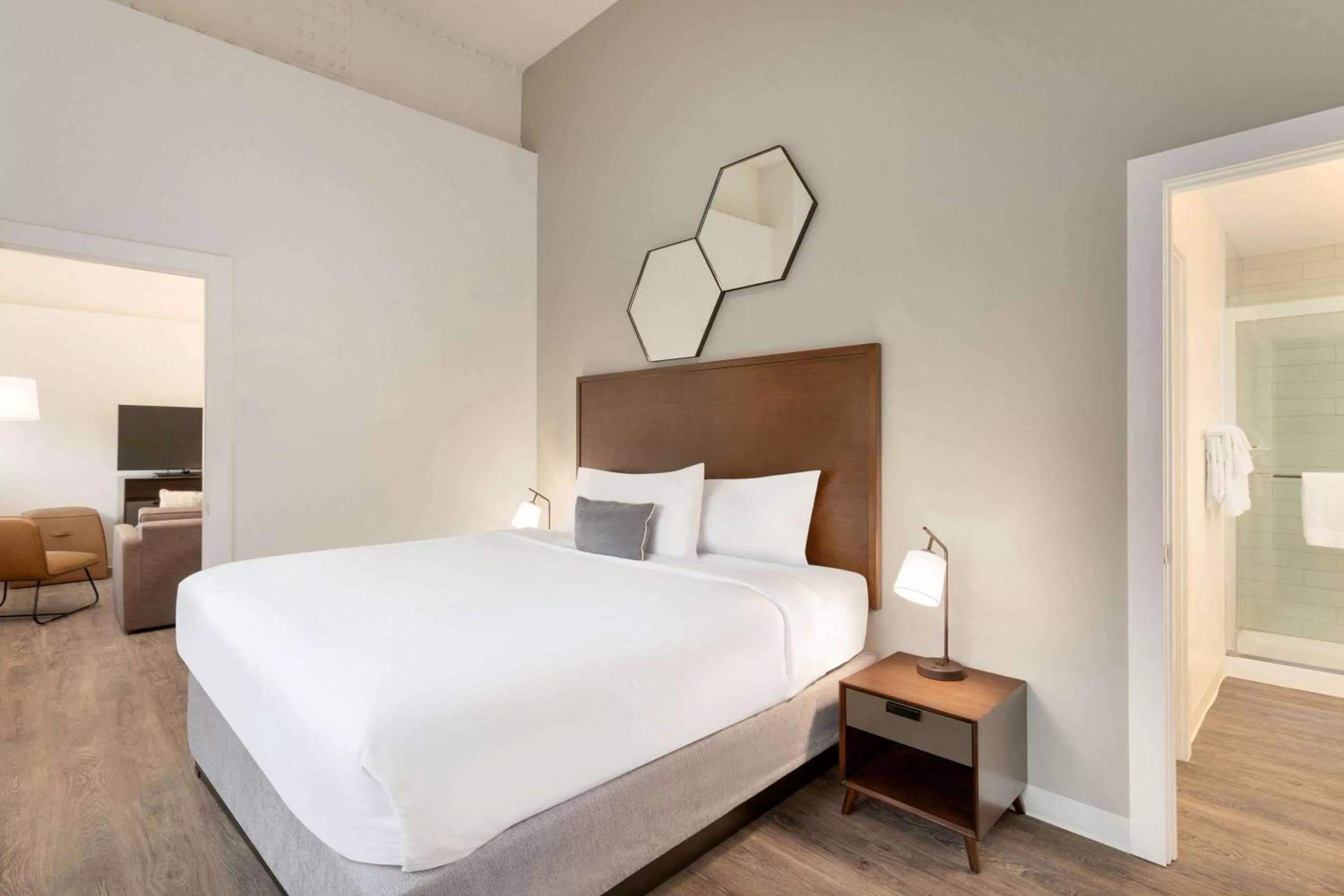 Photo of the whole room, Bed in Leavenworth Local Hotel