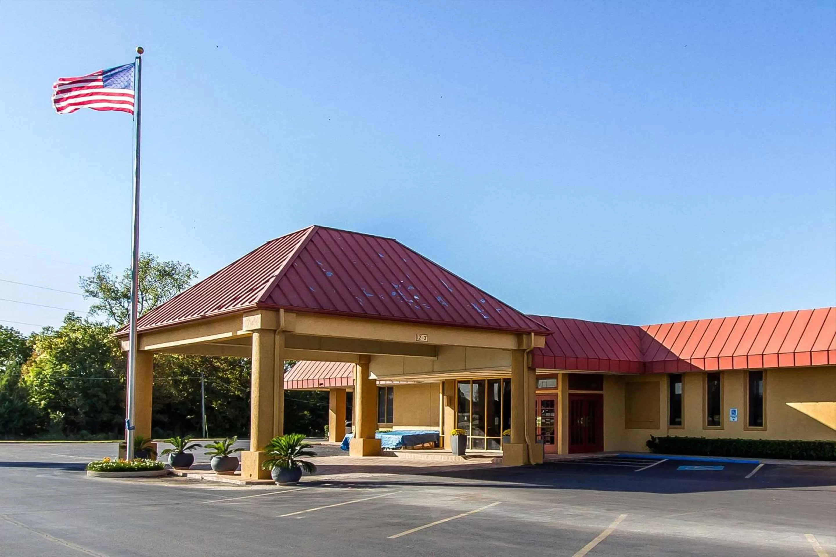 Property building in Quality Inn Ada near University