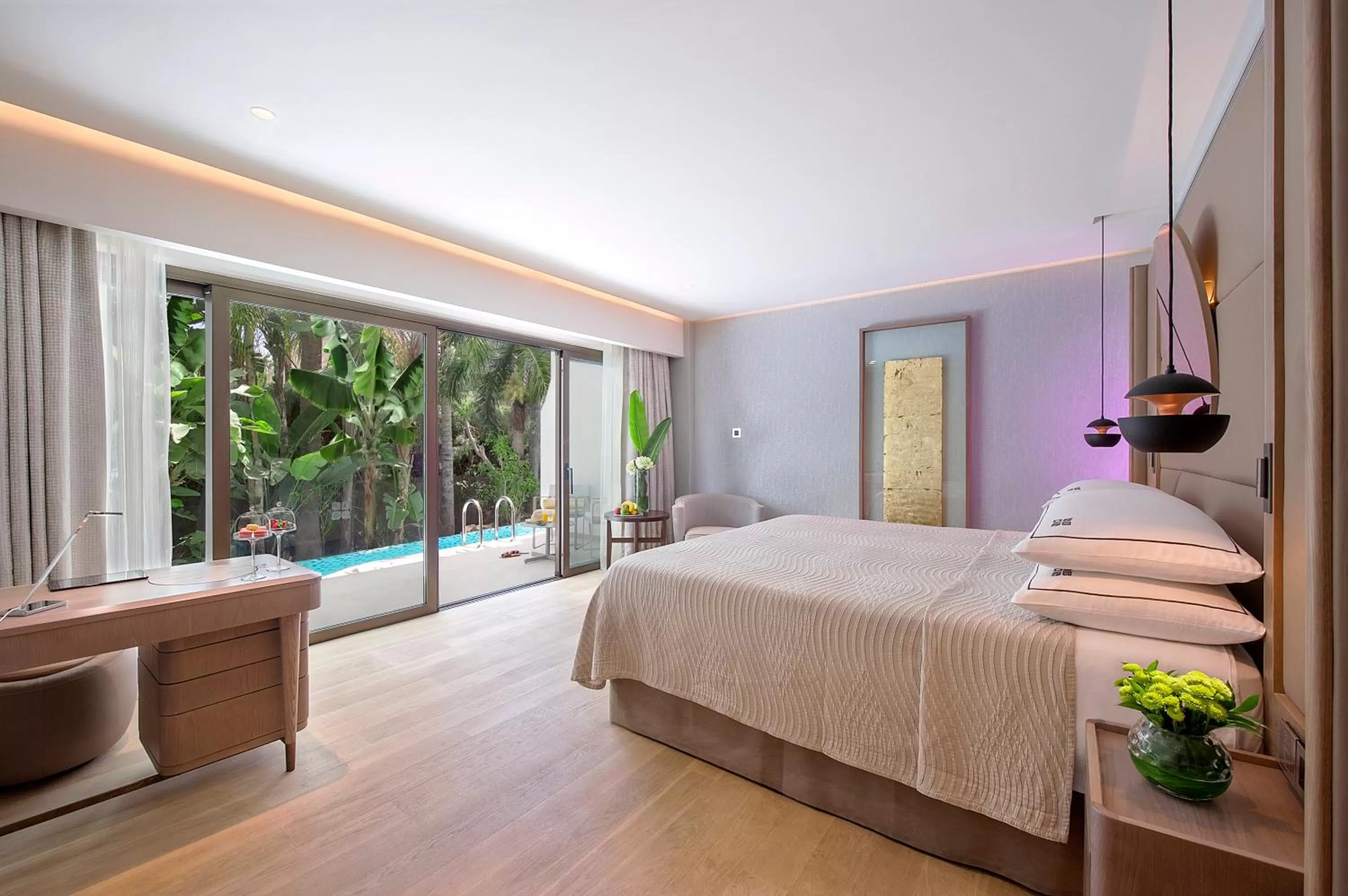 Bedroom, Bed in Four Seasons Hotel