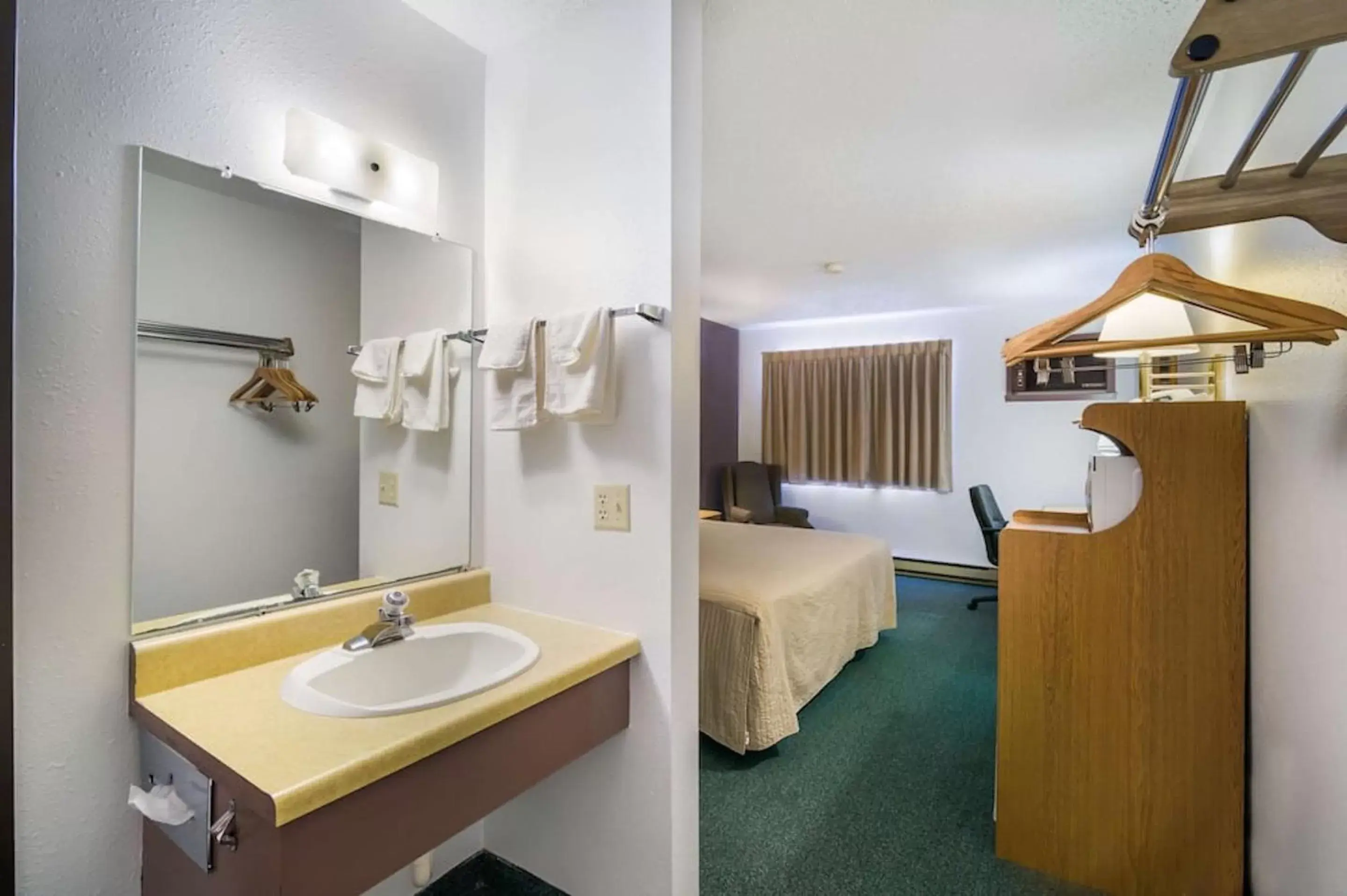 King Suite in Rodeway Inn Gateway to Medora T-Roosevelt & Makoshika State Park King Suite in Rodeway Inn Gateway to Medora T-Roosevelt & Makoshika State Park