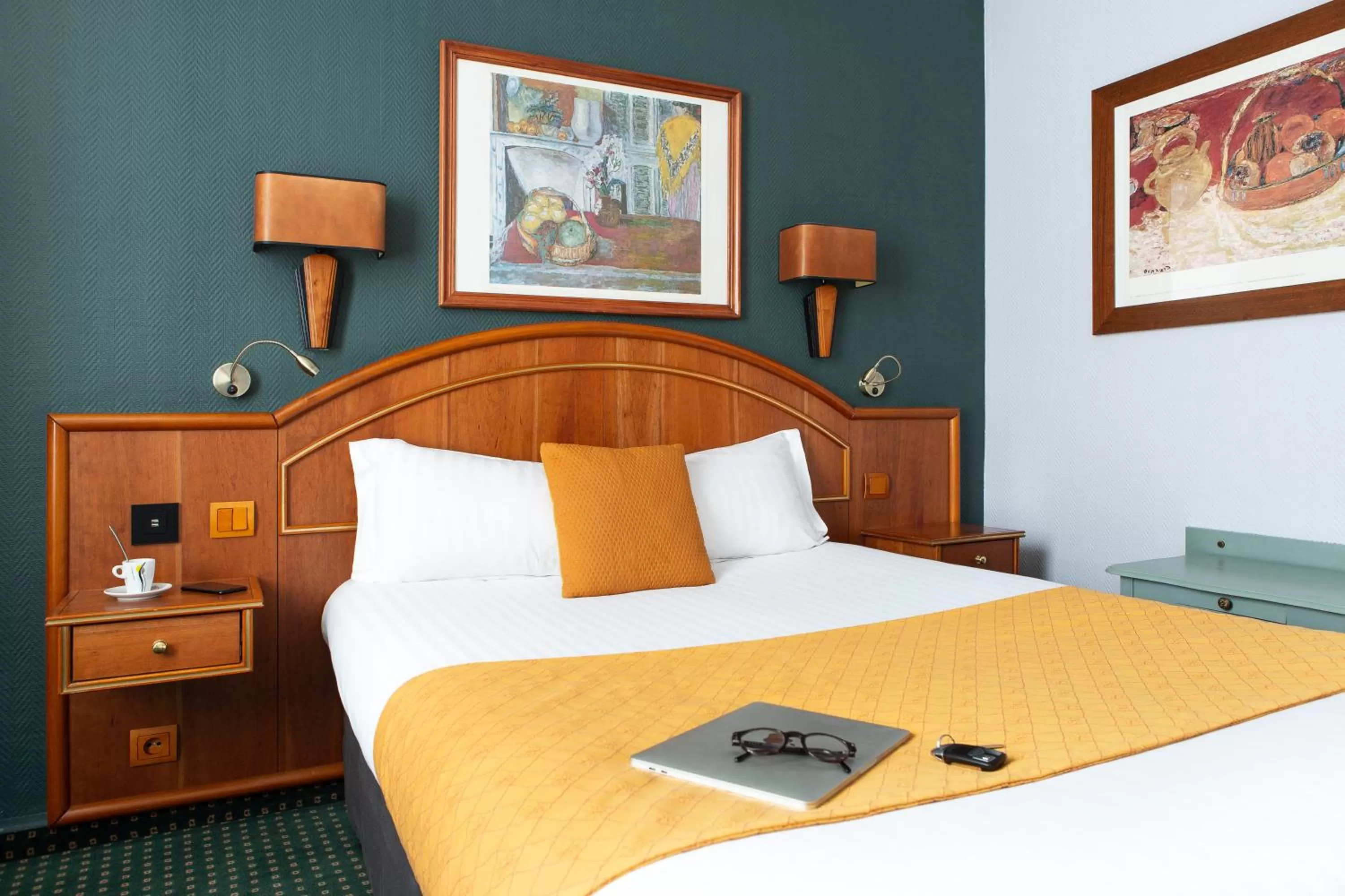 Bedroom, Bed in Hotel De La Paix