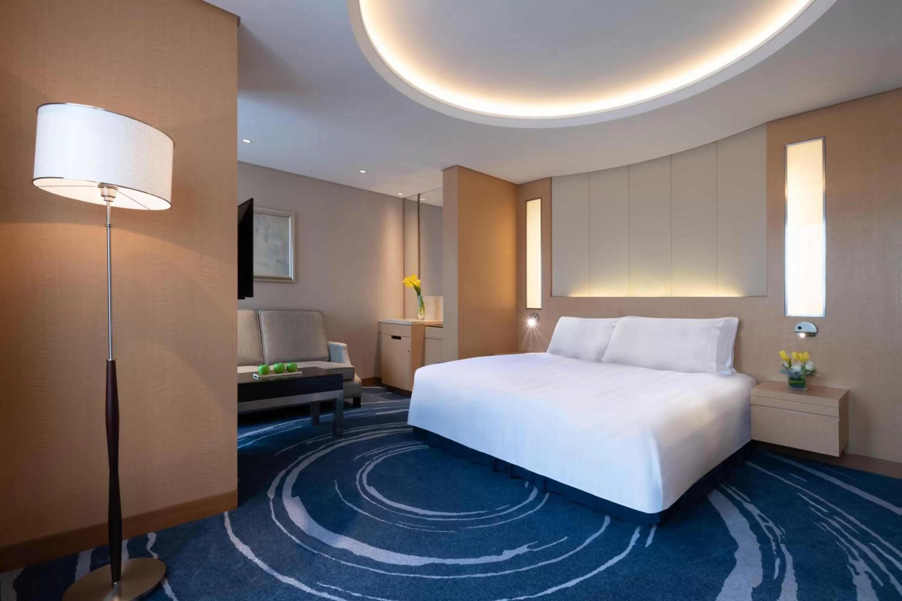 Bedroom, Bed in Crowne Plaza Shenzhen Futian