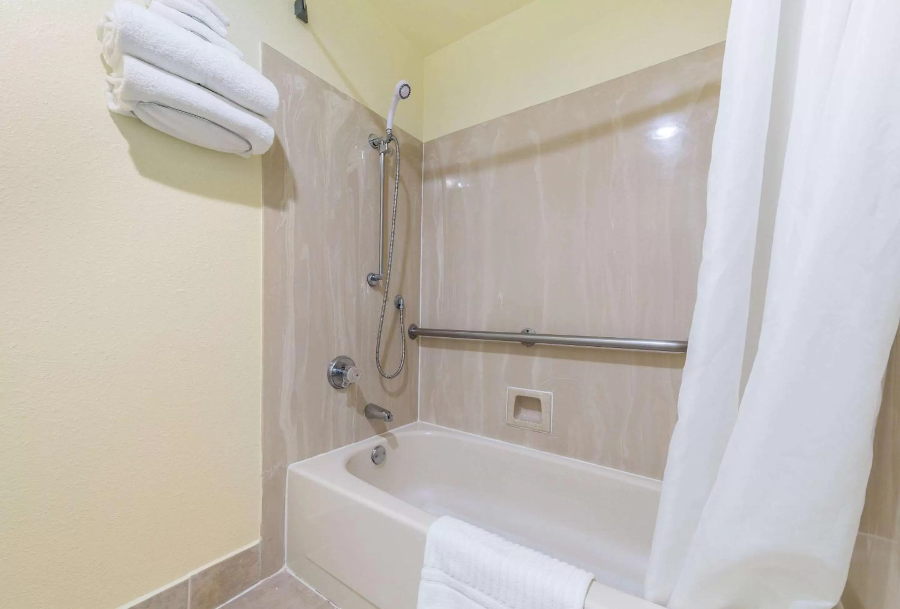 Bathroom in Quality Inn Bellevue