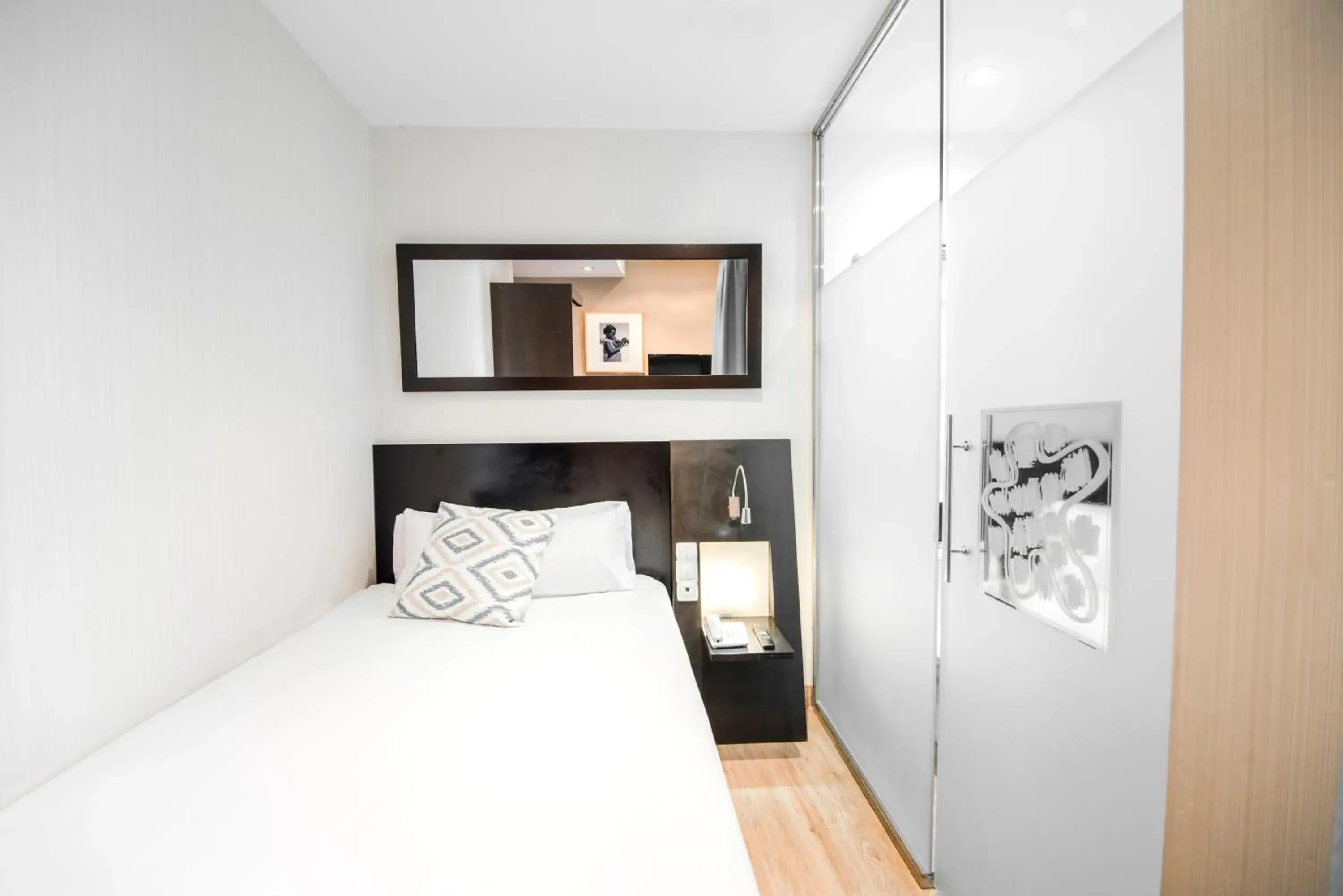 Single Room in Petit Palace Plaza de la Reina Single Room in Petit Palace Plaza de la Reina