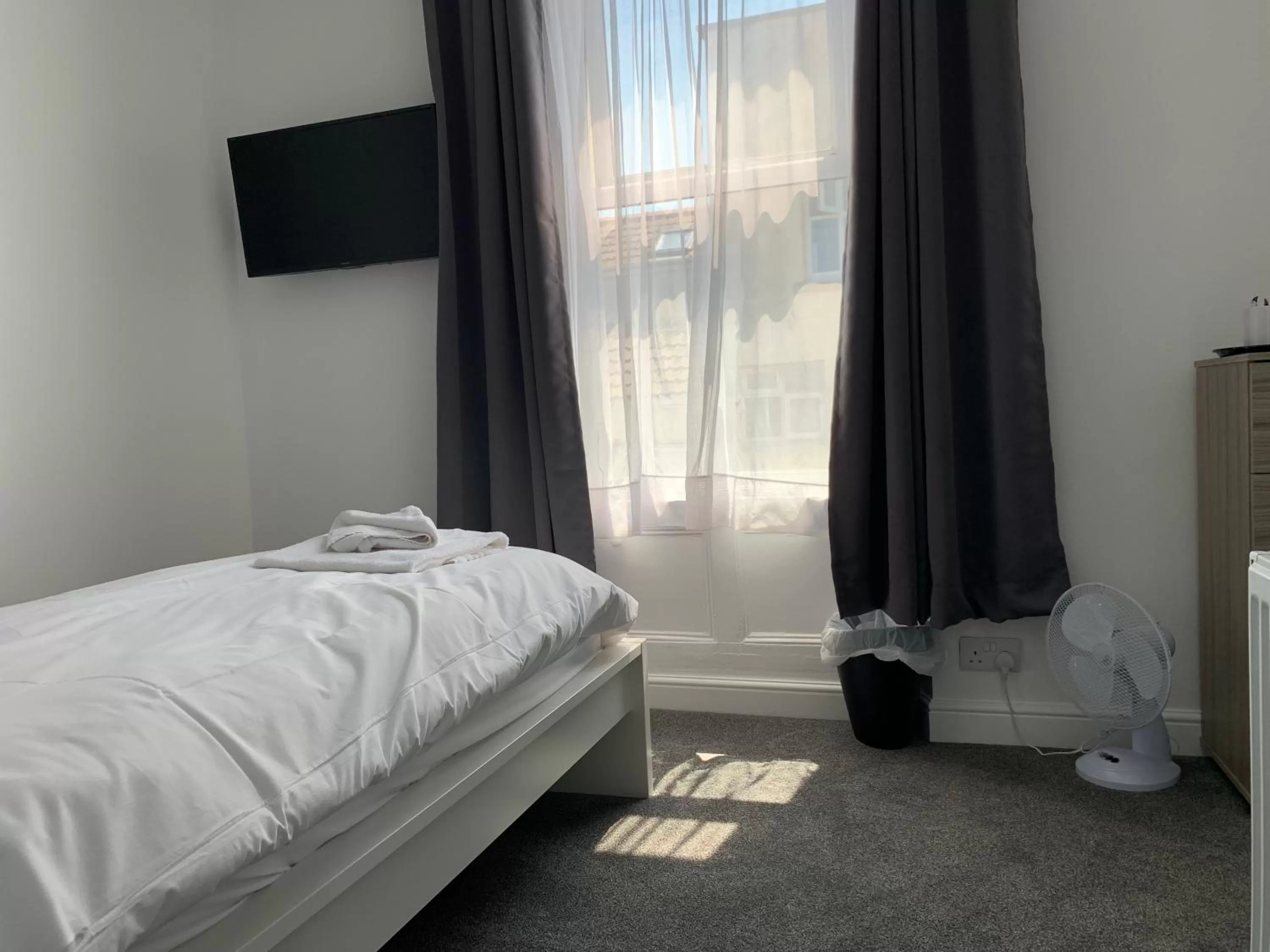 Bedroom, Bed in The Royal Clarence Hotel (on the Seafront)