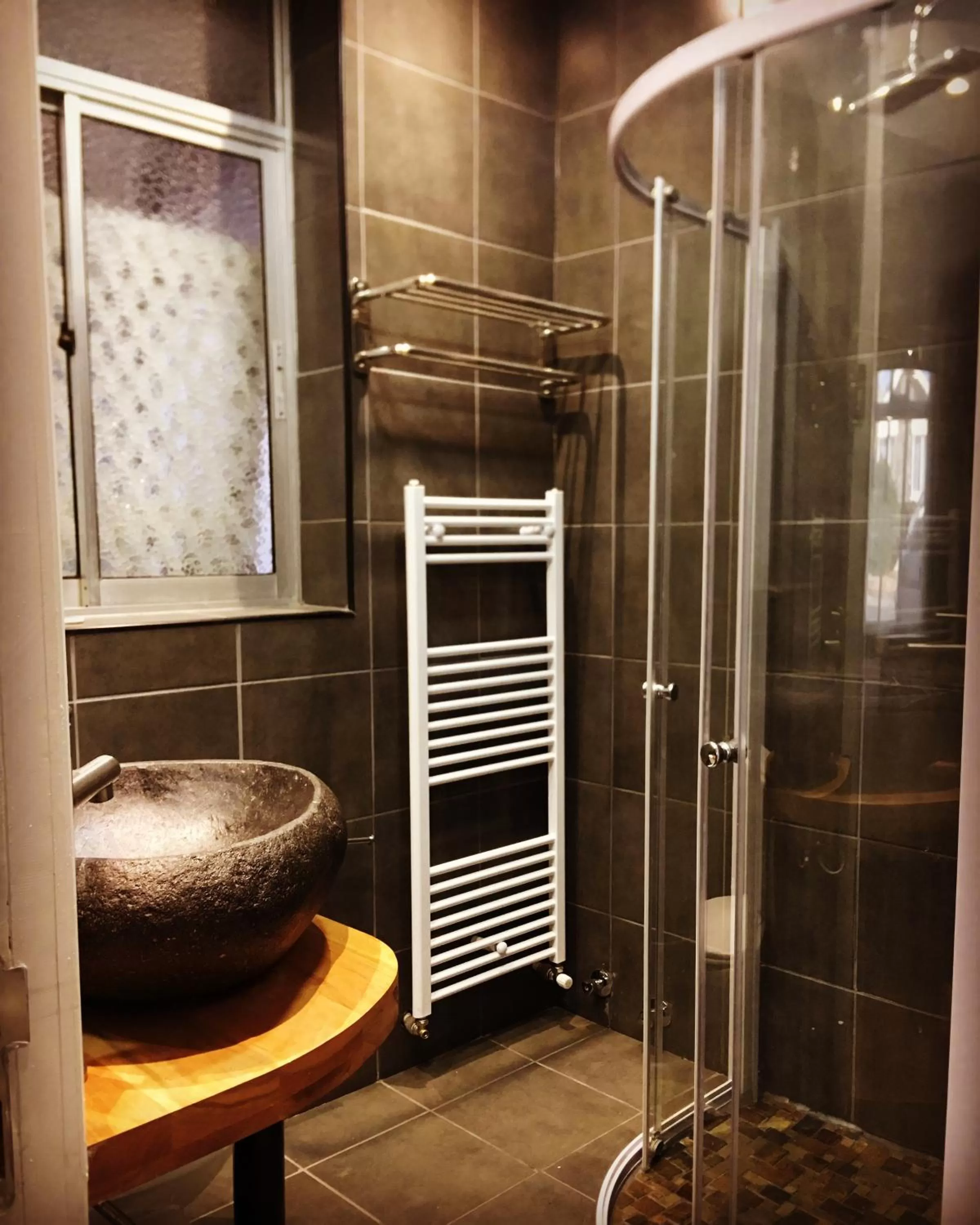 Shower in Hostal Boutique Puerta Roja