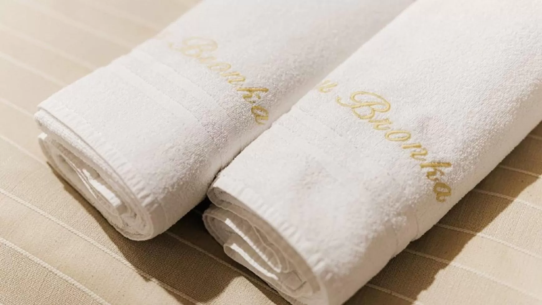 towels, Bed in Chata u Bronka