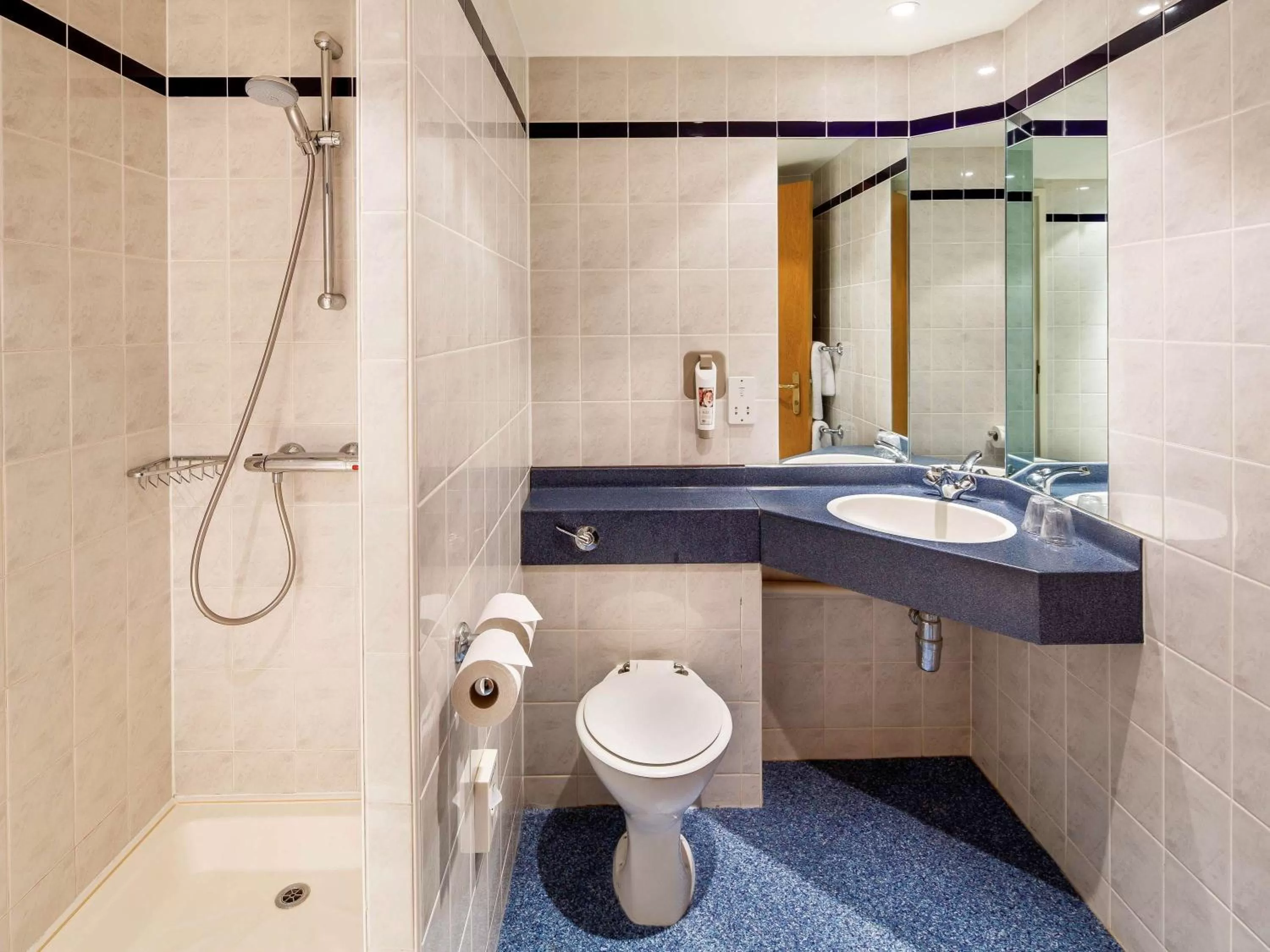 Photo of the whole room in ibis Preston North