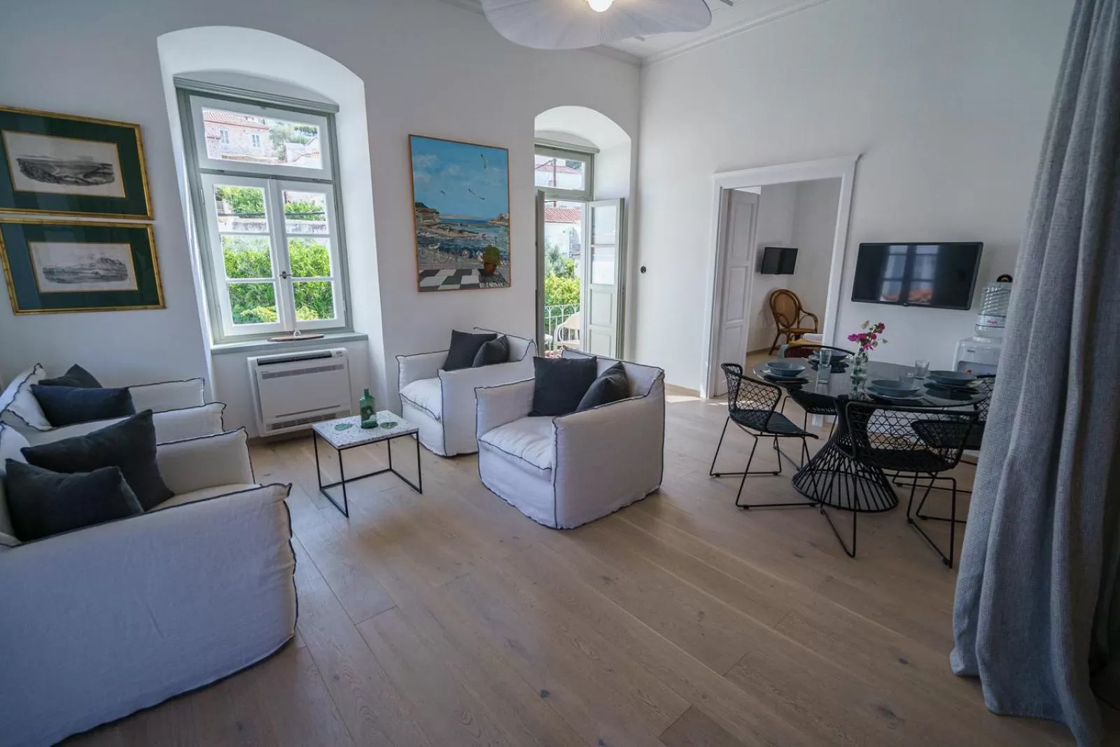 Communal lounge/ TV room in LIVIN Hydra Legacy Suite