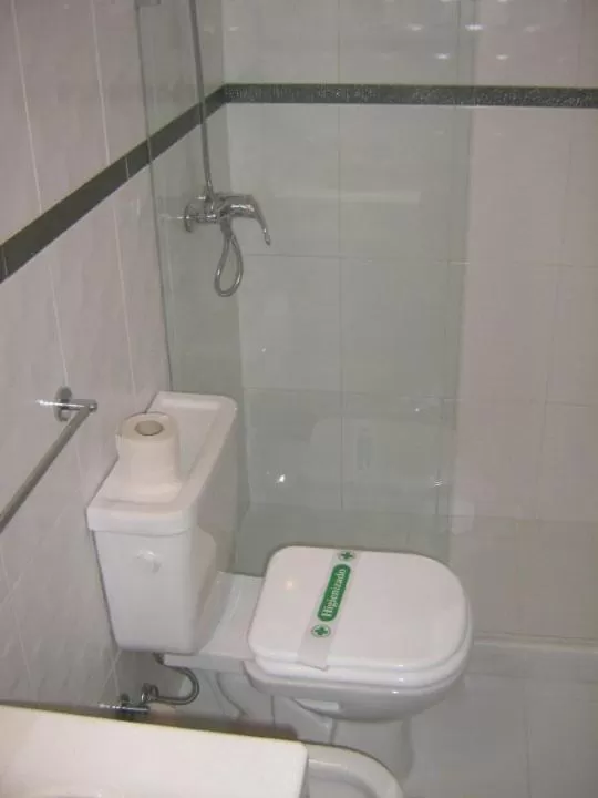 Shower in Hotel Genoves