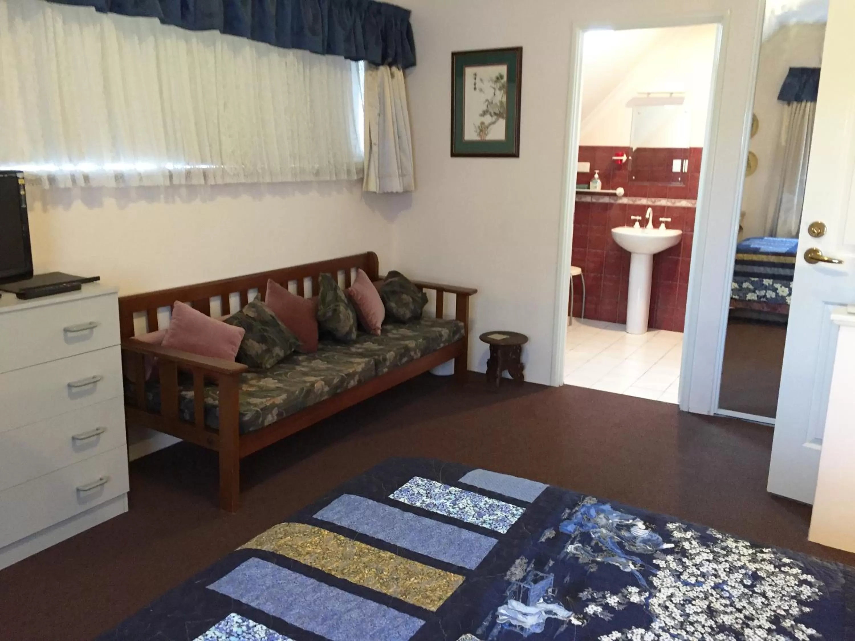Shower, Lobby/Reception in Aarn House B&B Airport Accommodation