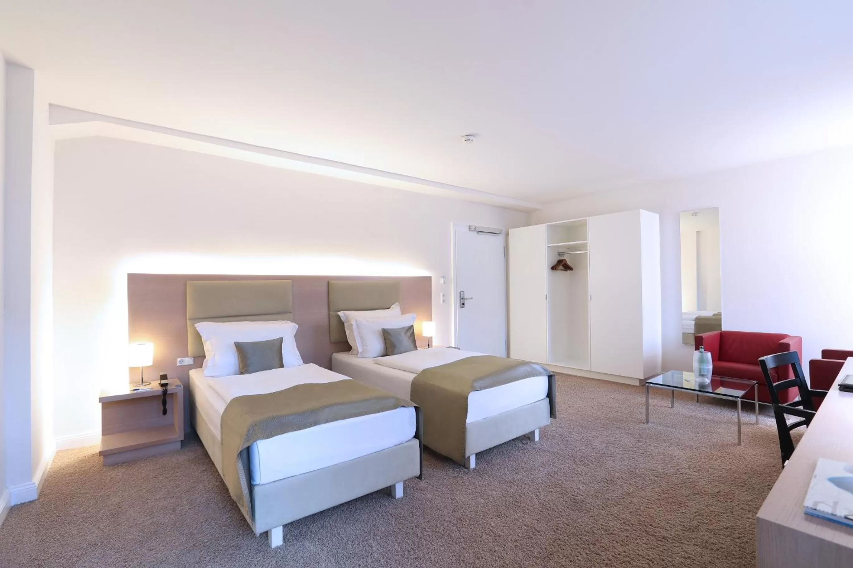 Photo of the whole room, Bed in Hotel Kieler Yacht-Club