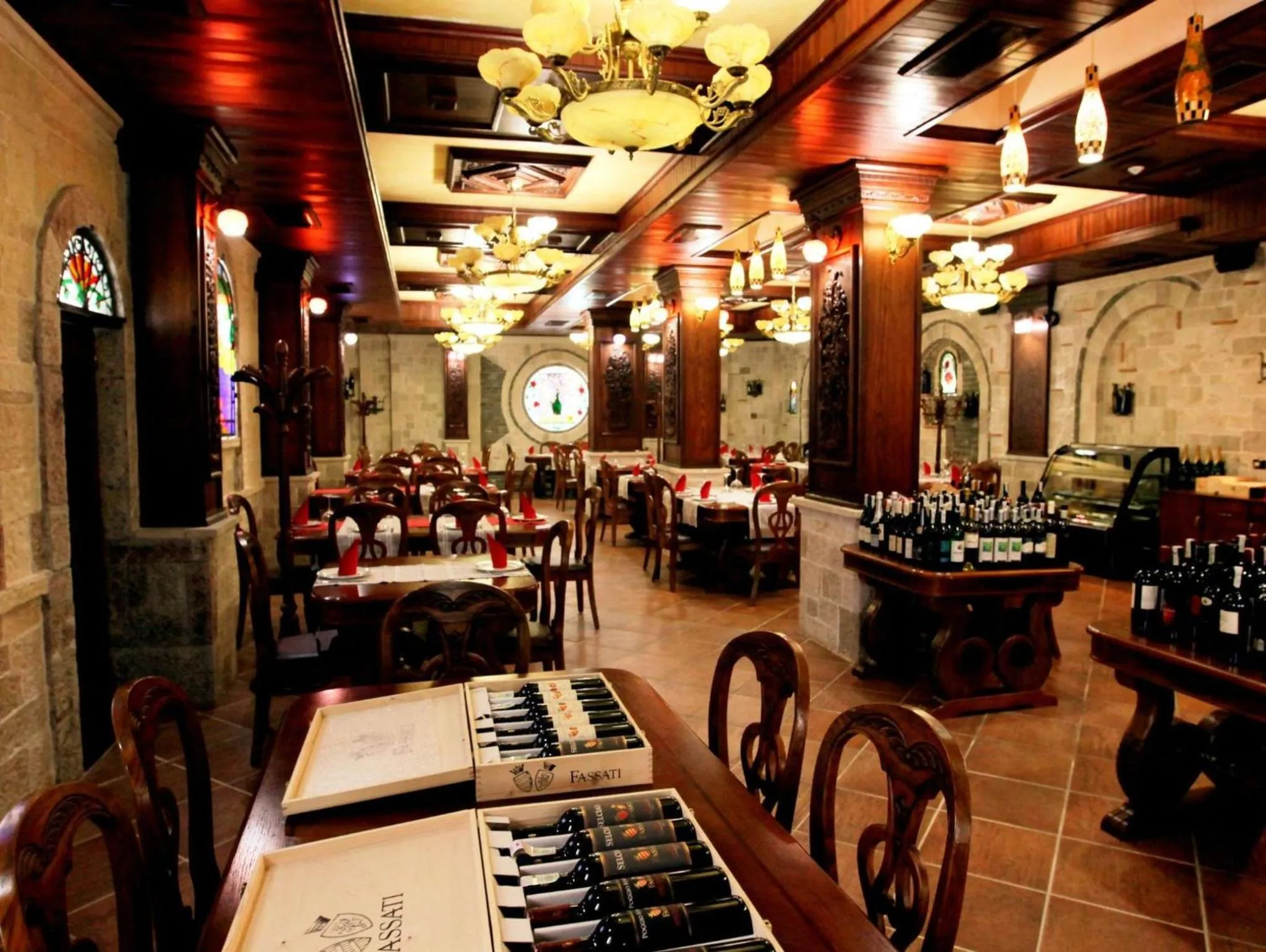 Restaurant/places to eat in Dinasty Hotel