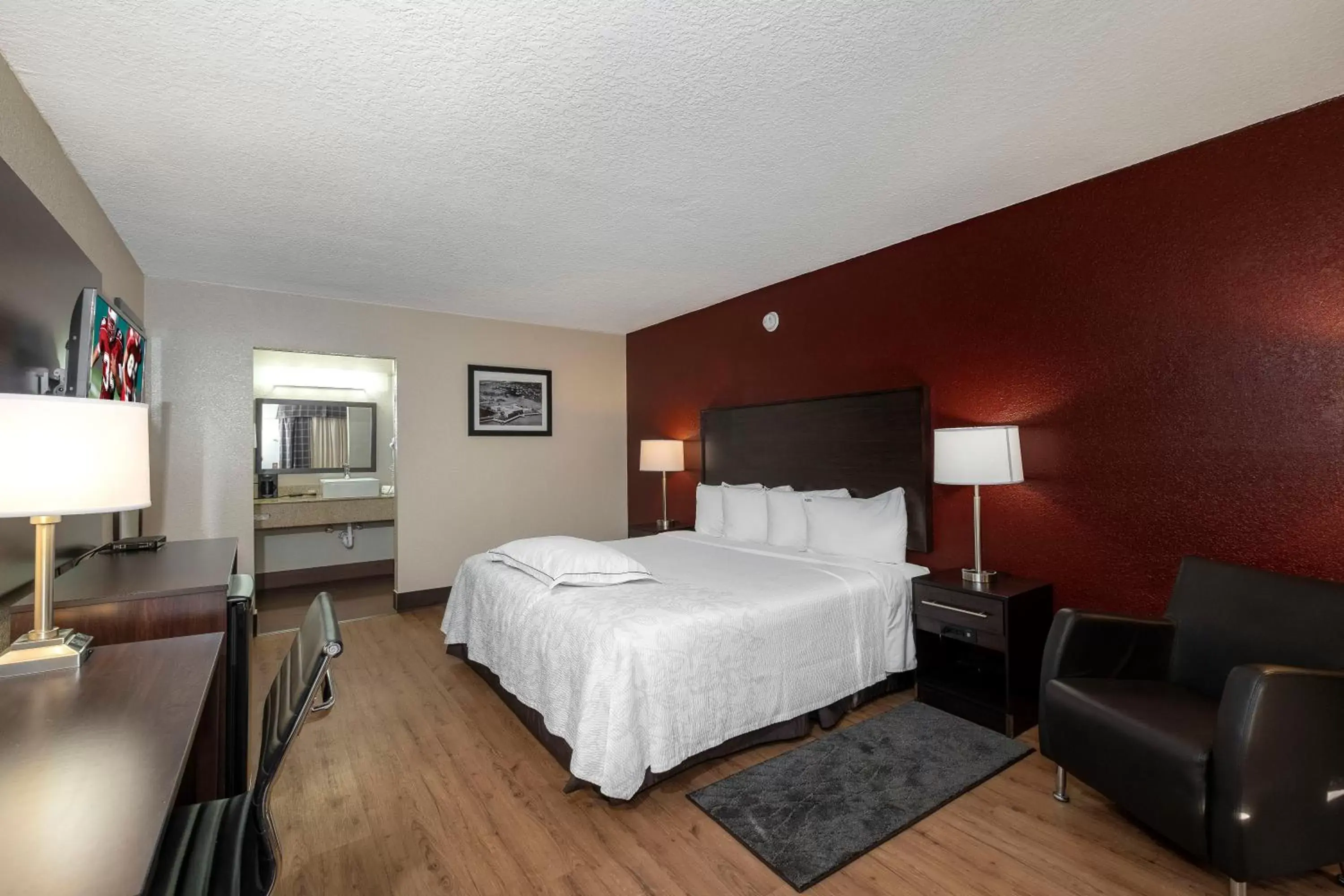 Premium King Room Smoke Free (Upgraded Bedding and Snack Box) in Red Roof Inn PLUS+ St. Augustine Premium King Room Smoke Free (Upgraded Bedding and Snack Box) in Red Roof Inn PLUS+ St. Augustine