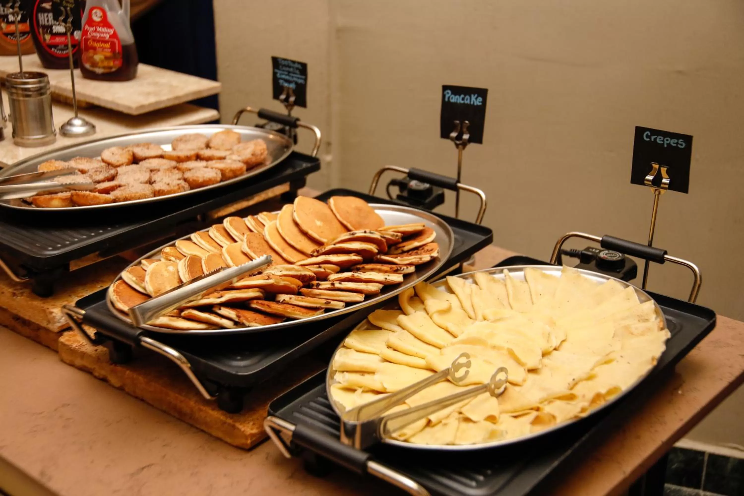 Buffet breakfast in Plaza Paitilla Inn