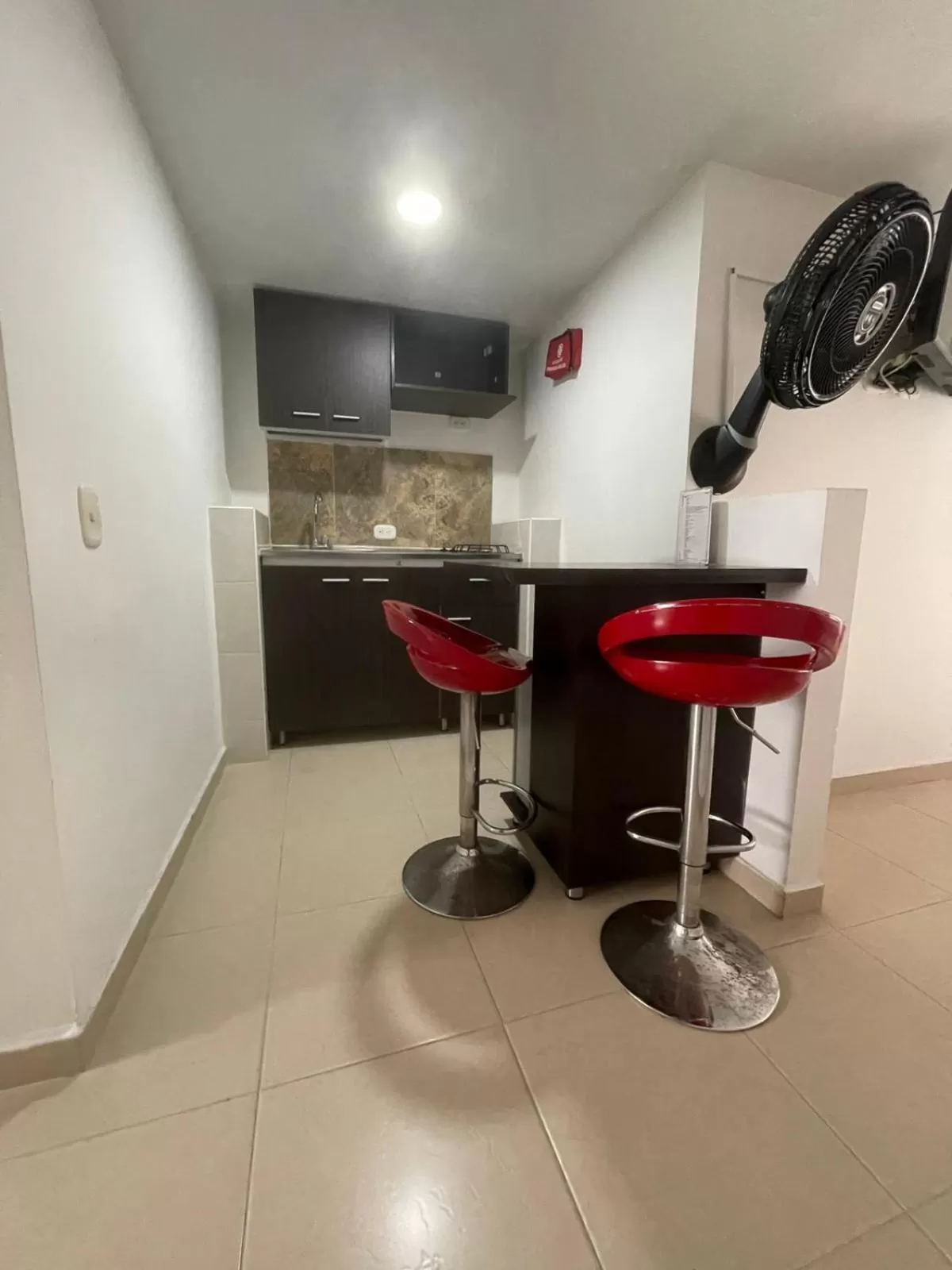 Kitchen or kitchenette, Bathroom in Lindos apartaestudios y habitaciones en Ibague