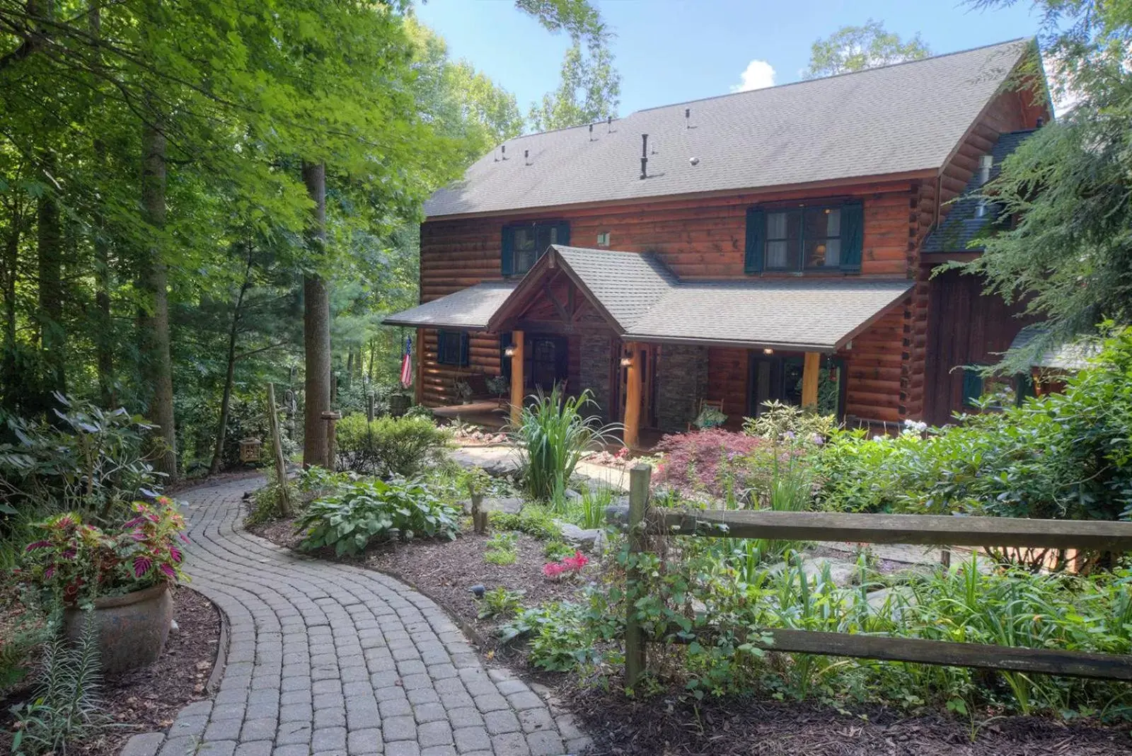 Property Building in Lazy Bear Lodge Property Building in Lazy Bear Lodge