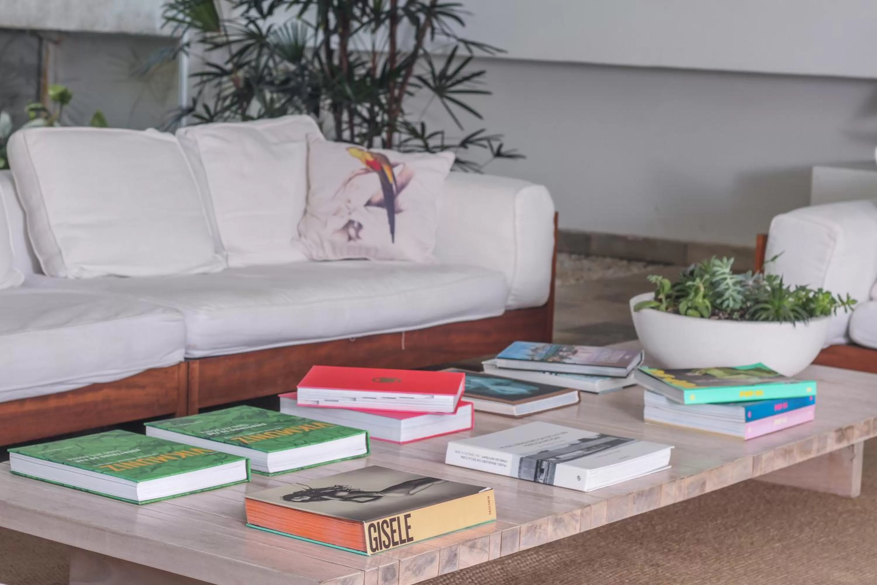 Communal lounge/ TV room, Seating Area in Guest House Guarujá