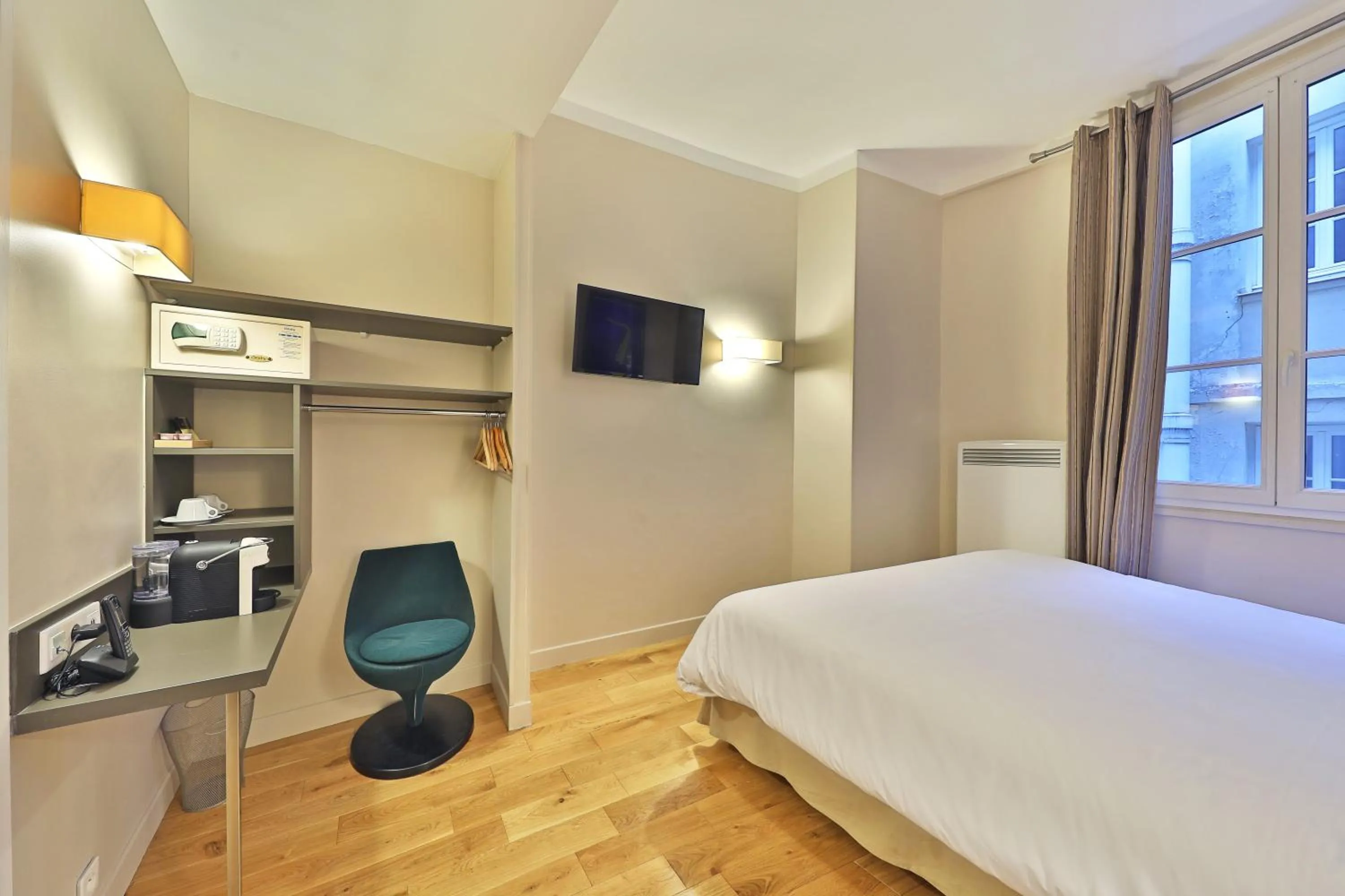 Bed in Hôtel Louvre Richelieu