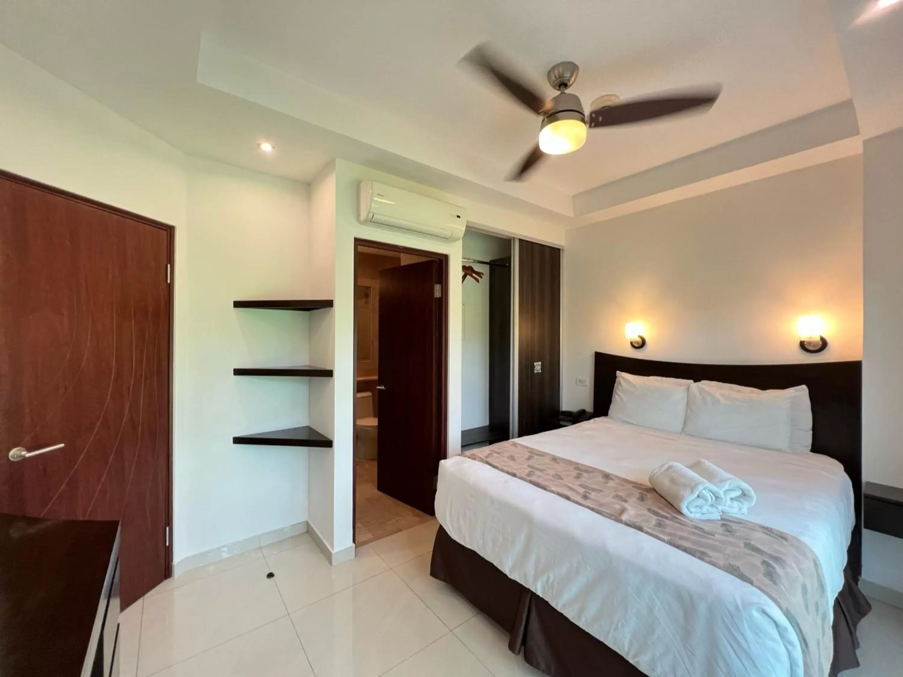 Queen Deluxe with Balcony in Oceano Boutique Hotel & Gallery Queen Deluxe with Balcony in Oceano Boutique Hotel & Gallery