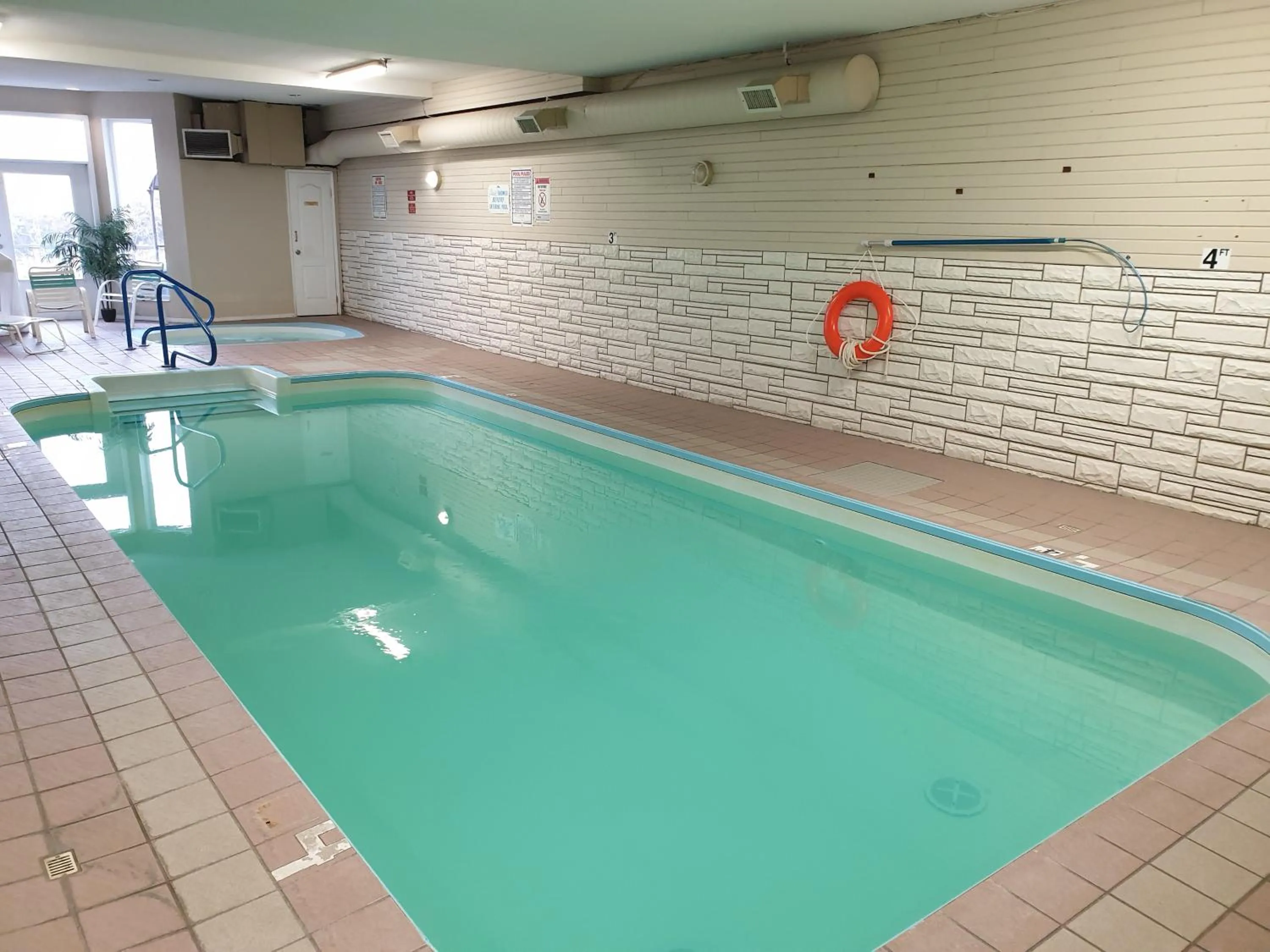 Swimming pool in Riverland Inn & Suites
