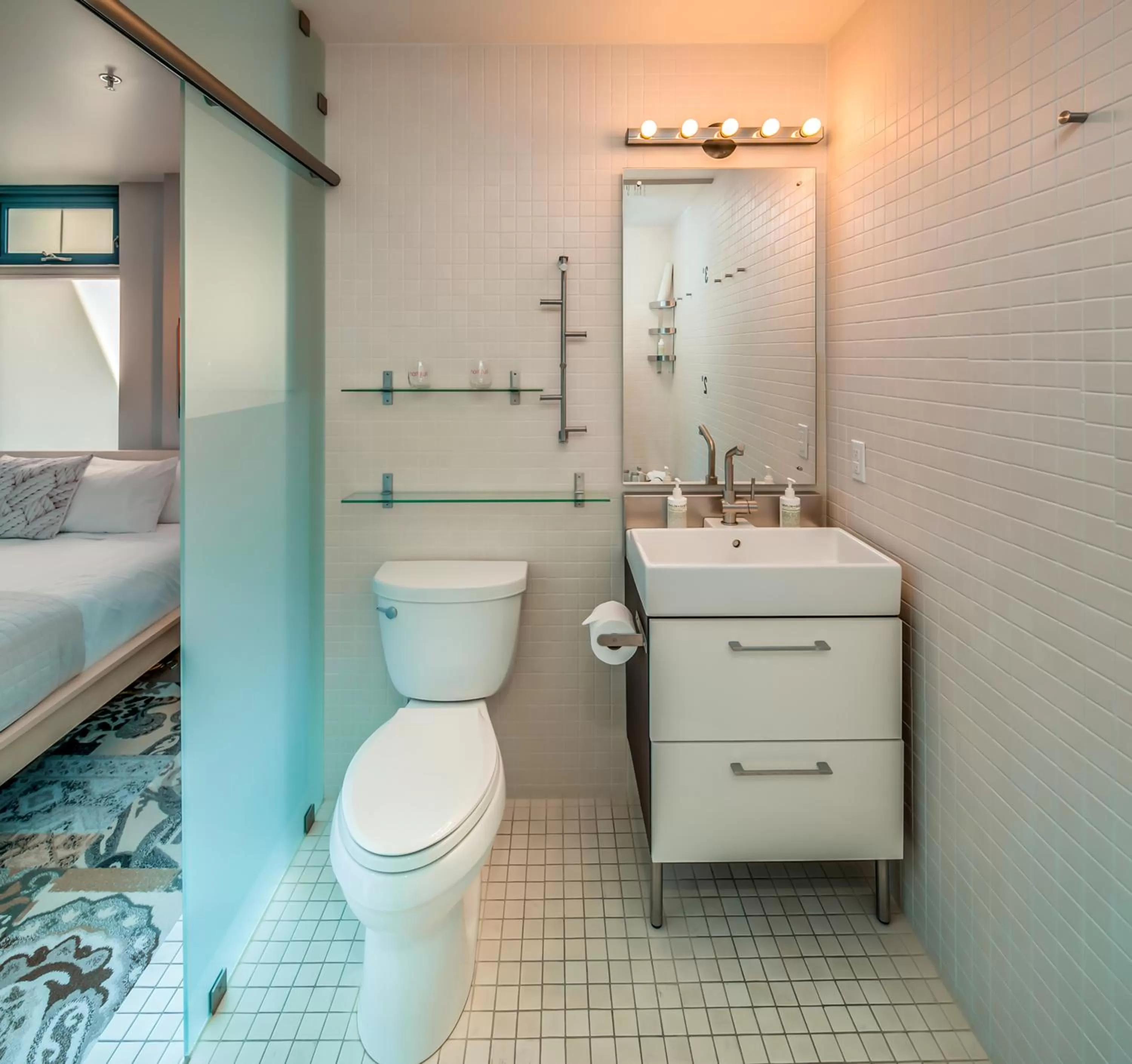 Toilet in Island Inn at 123 West