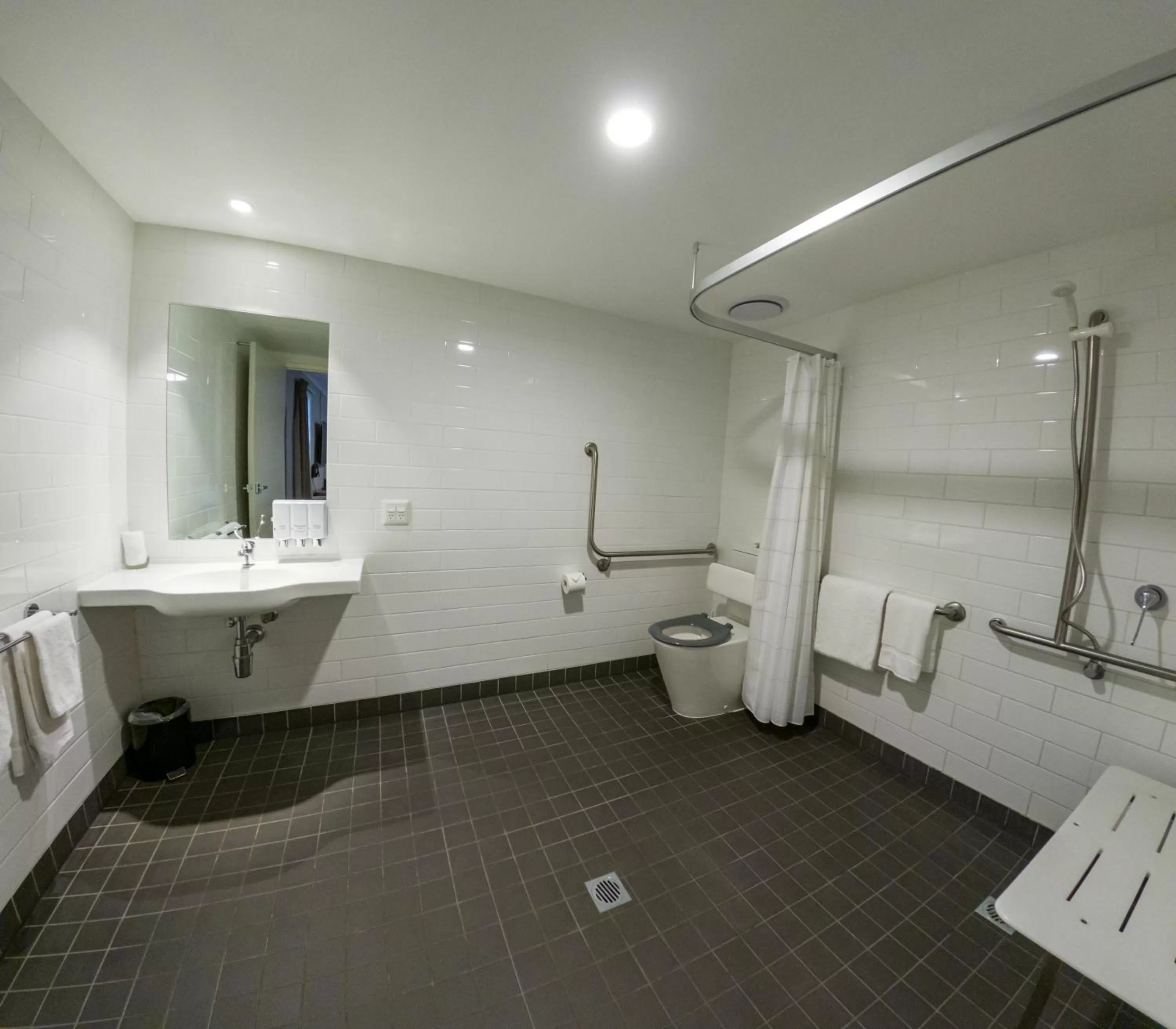 Shower in Potters Toowoomba Hotel