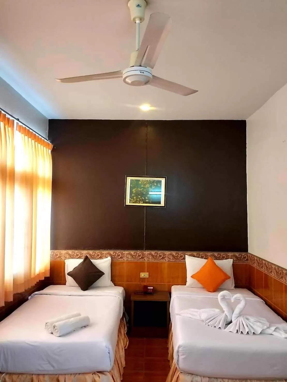 Restaurant/places to eat, Bed in Suriwong Chumphon Hotel