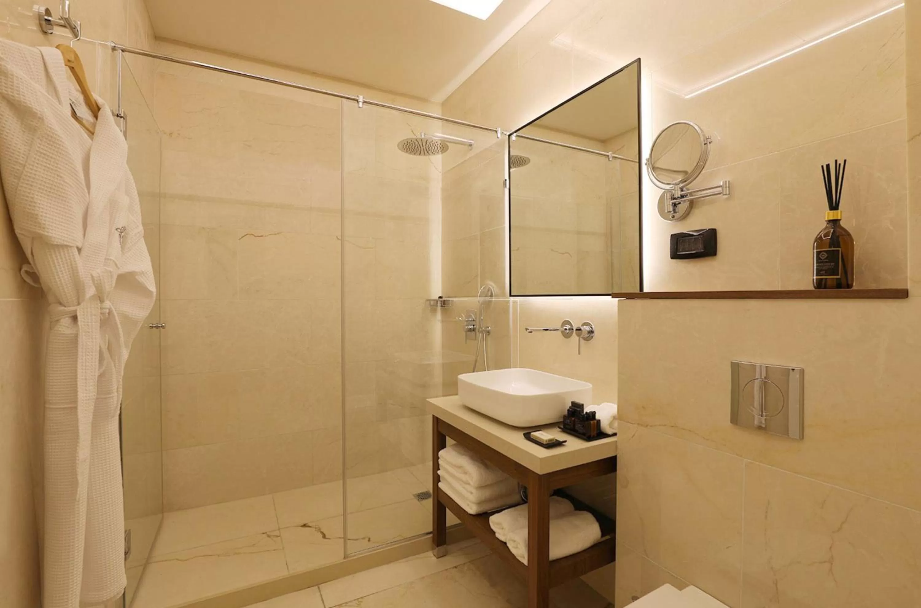 Shower in Herbert Samuel Opera Tel Aviv