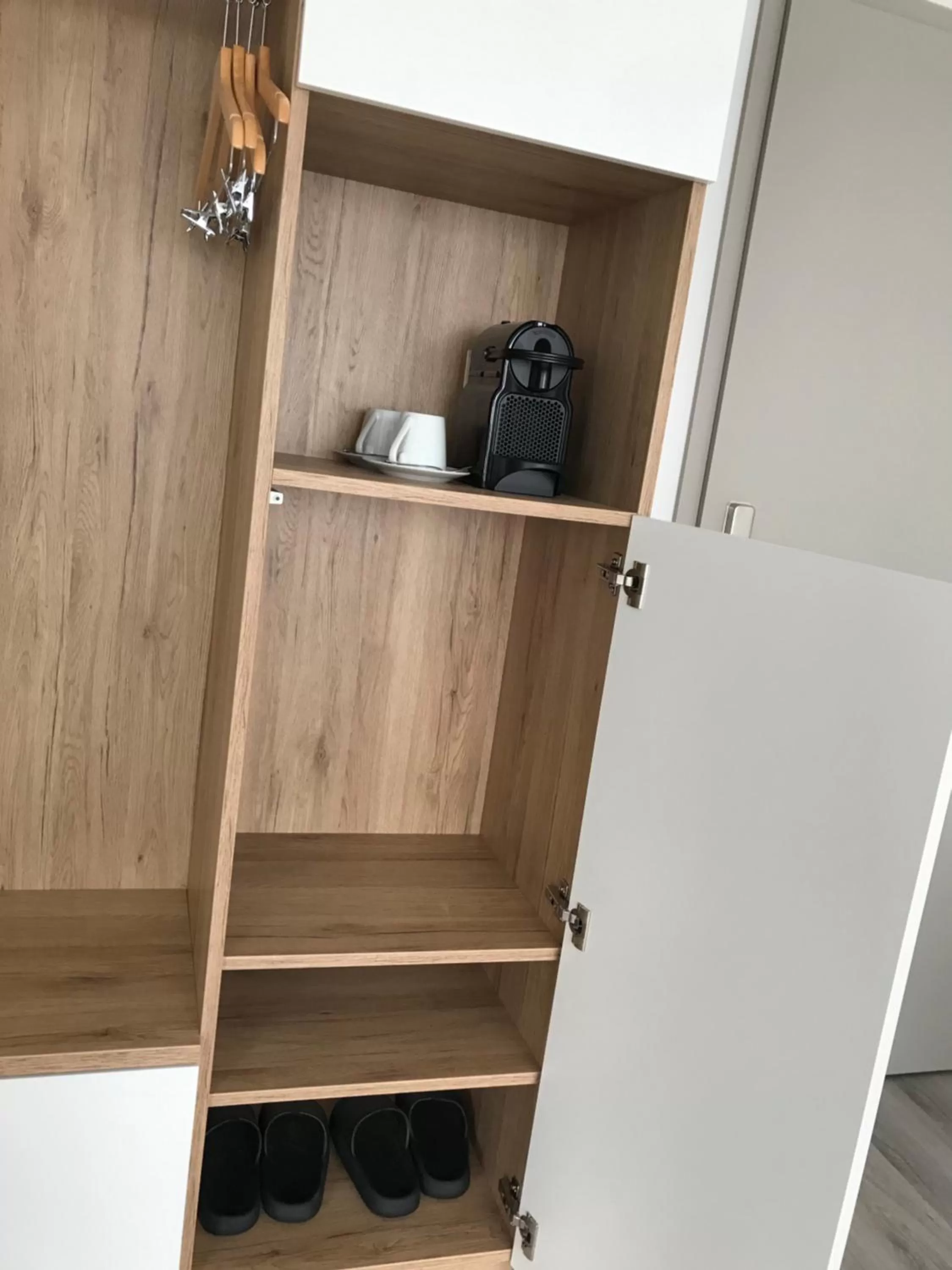 wardrobe, Kitchen/Kitchenette in Hotel 83