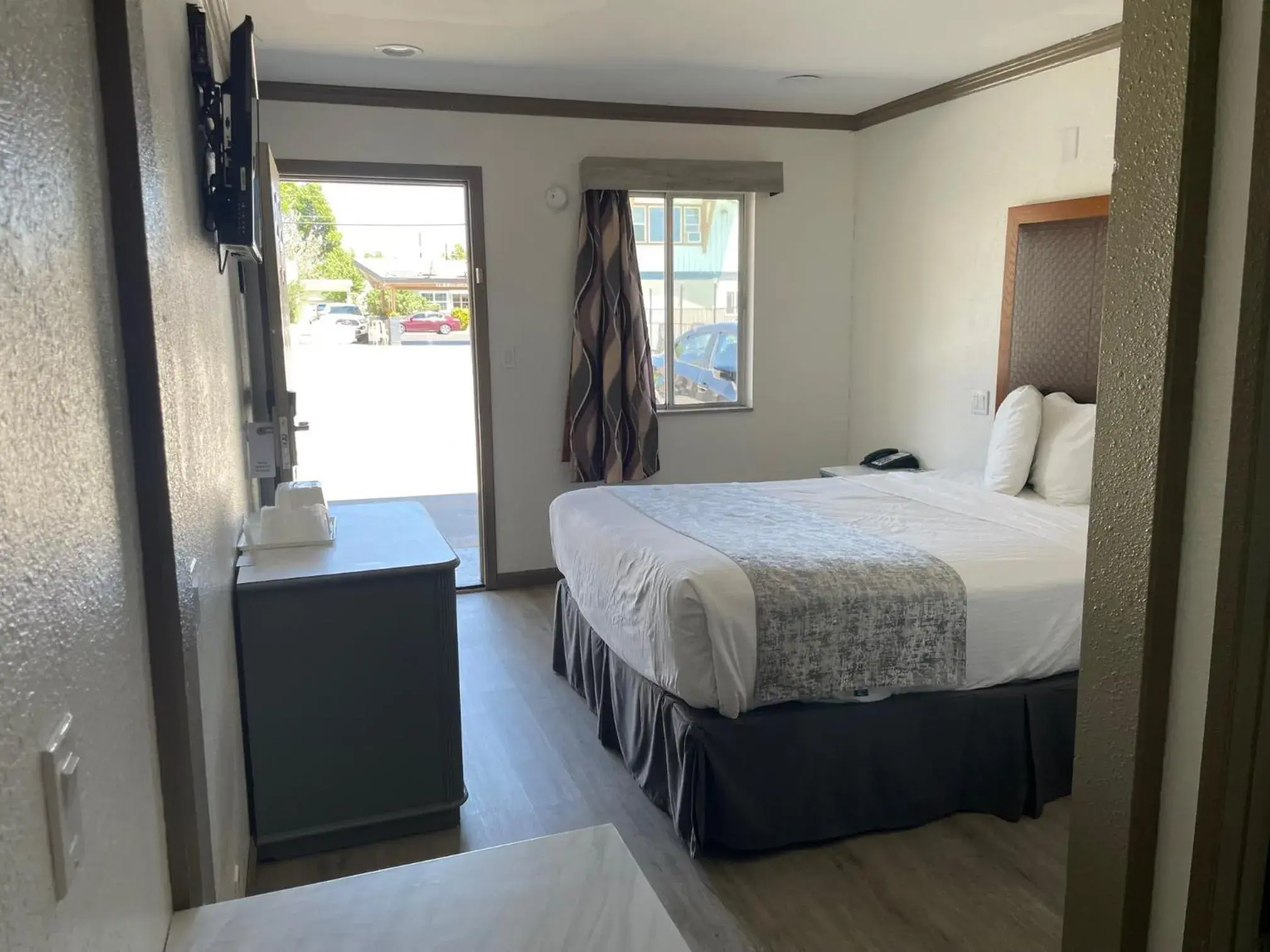 Queen Room in Bishop Inn Queen Room in Bishop Inn