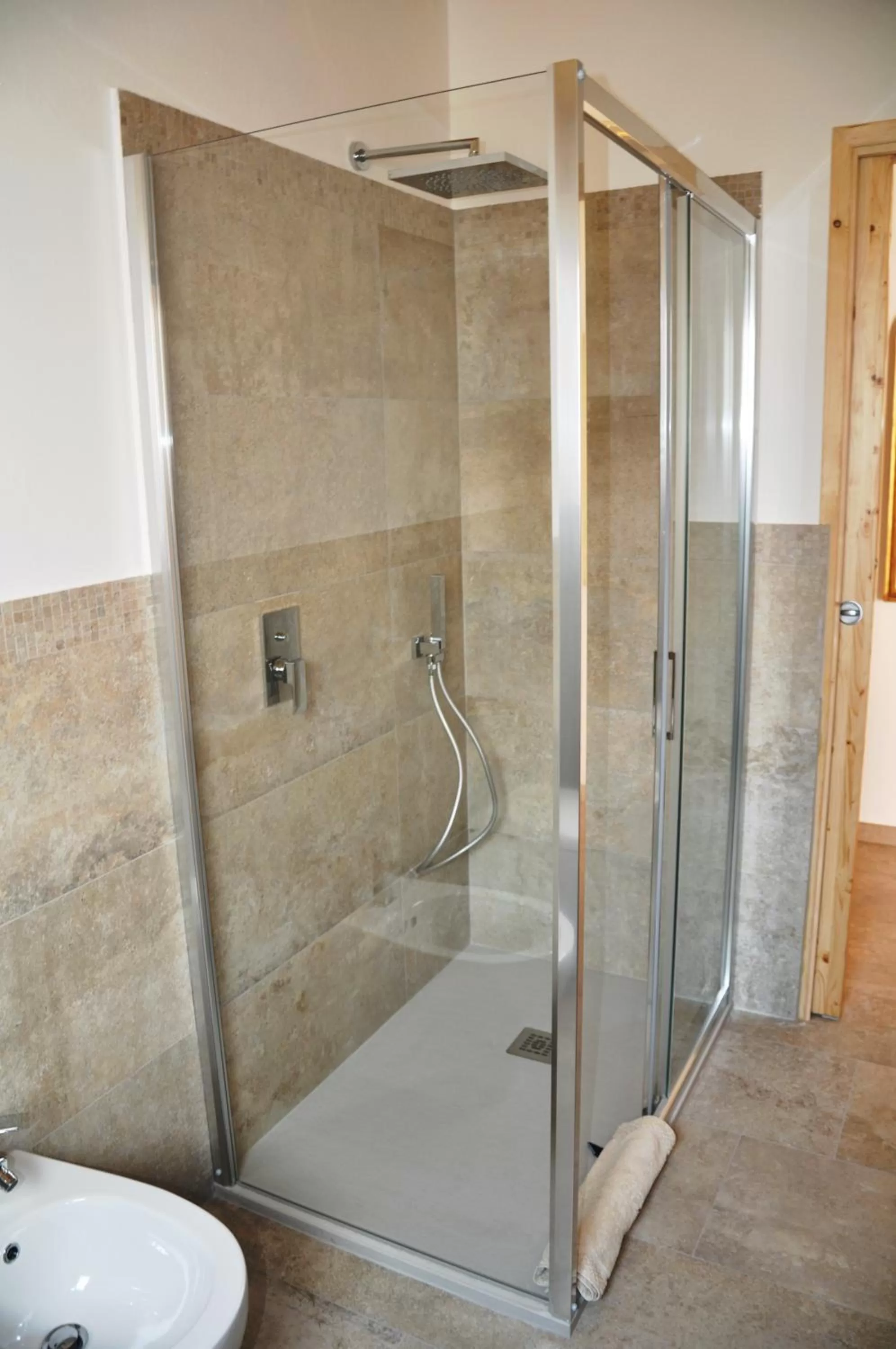 Shower in B&B Les Chambres Rooms & Suite