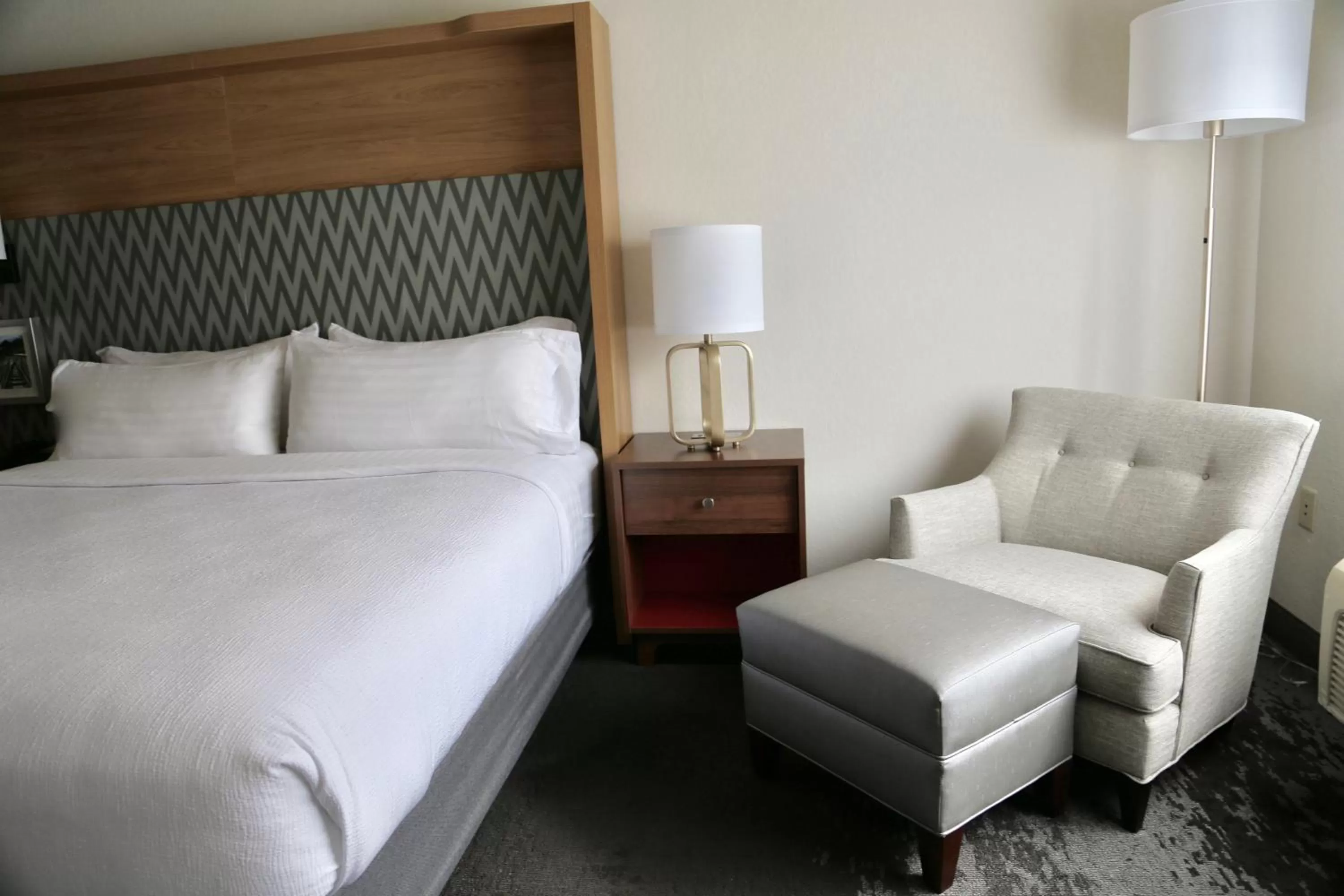 Photo of the whole room, Bed in Holiday Inn Salem by IHG