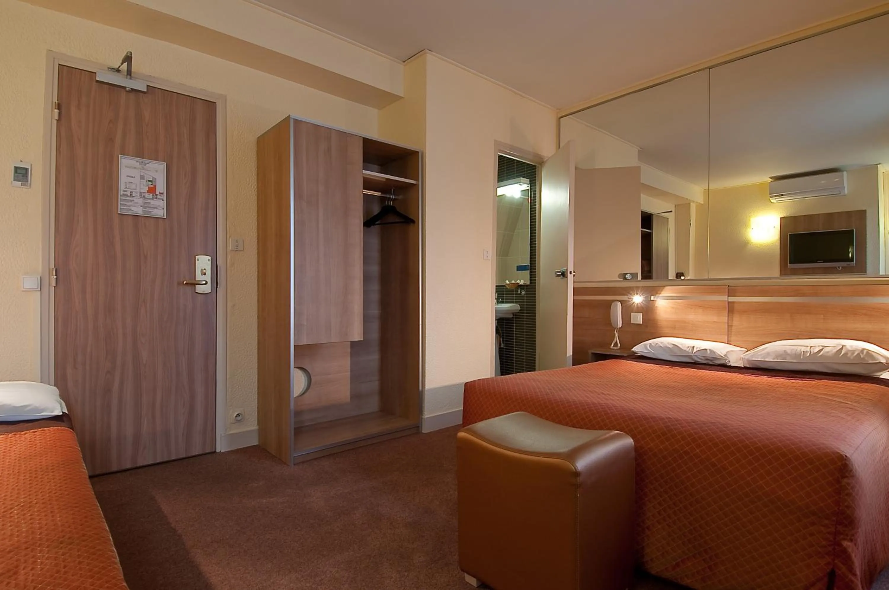 Bed in Hôtel de France Quartier Latin