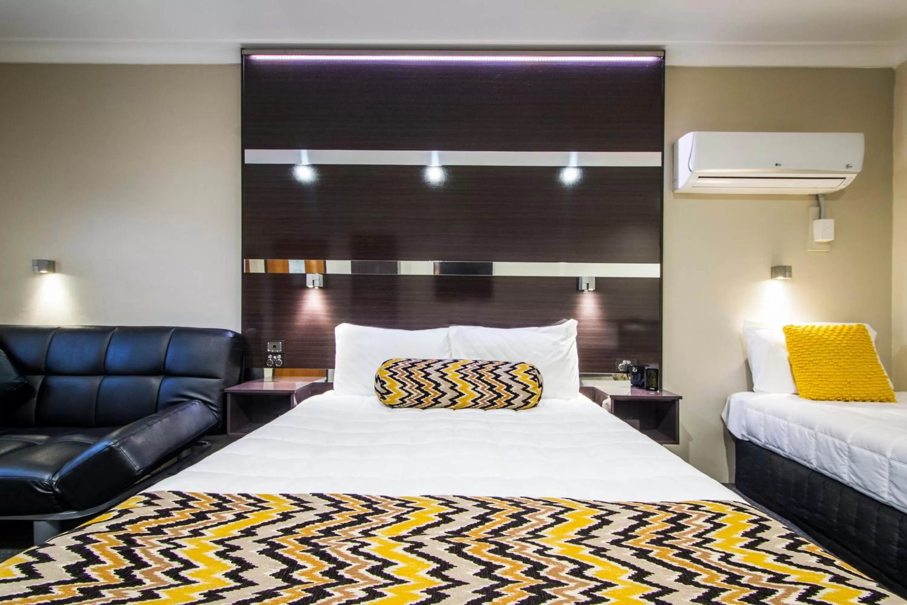 Bed in Abbey Motor Inn